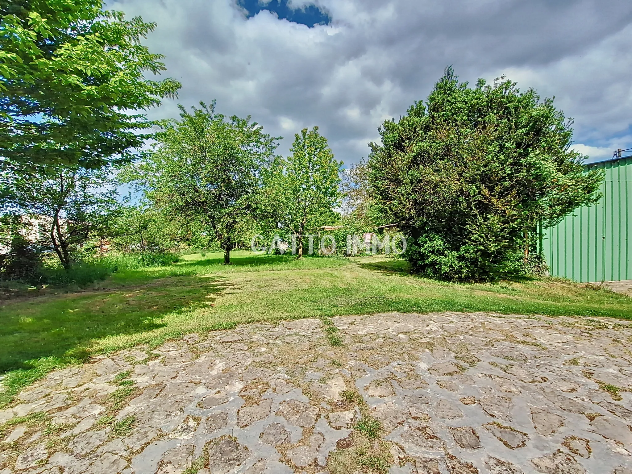 Vaste maison de village à rénover avec grand terrain à Remoncourt 