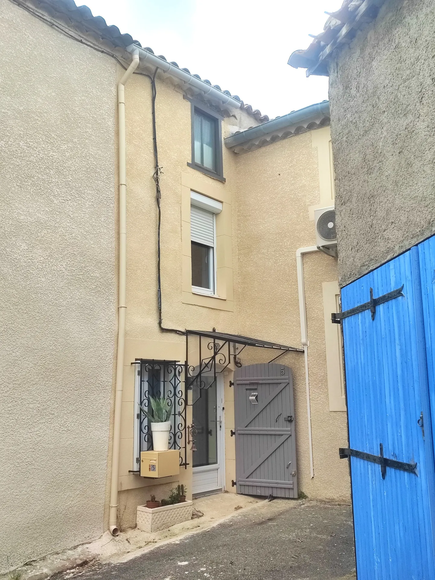 Maison de village avec garage et panneaux solaires à Azille 