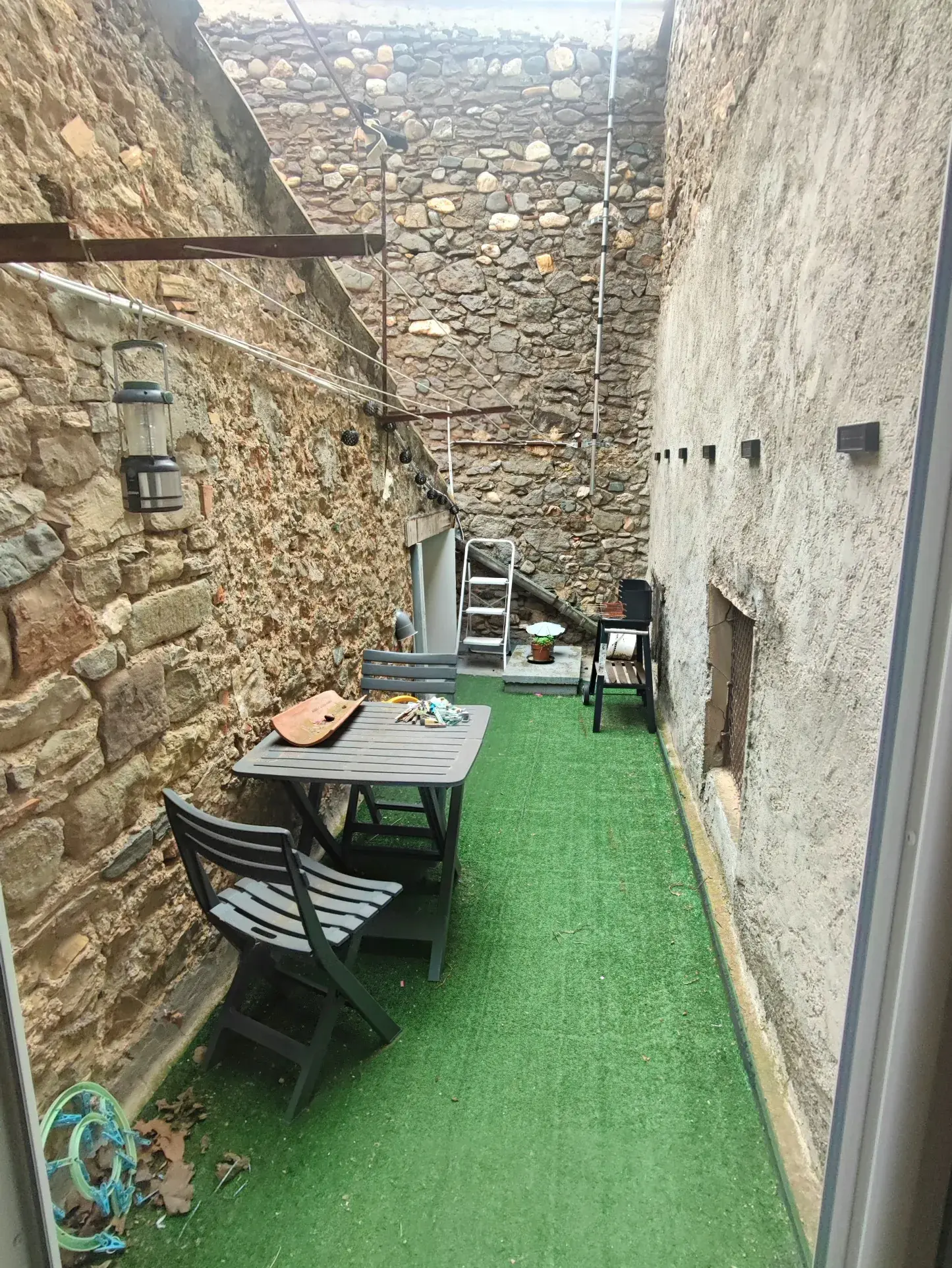 Maison de village avec garage et panneaux solaires à Azille