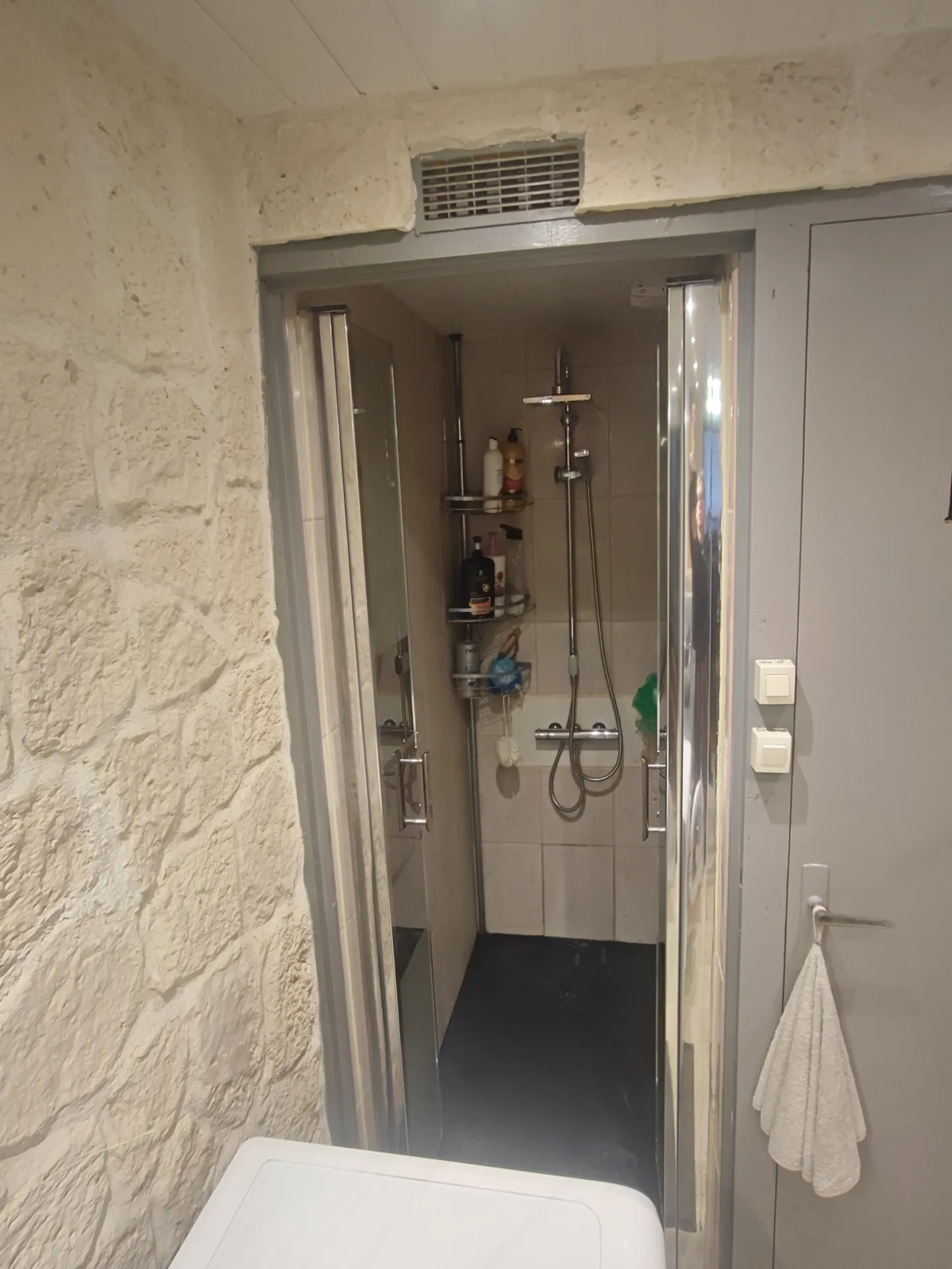 Maison de village avec garage et panneaux solaires à Azille 