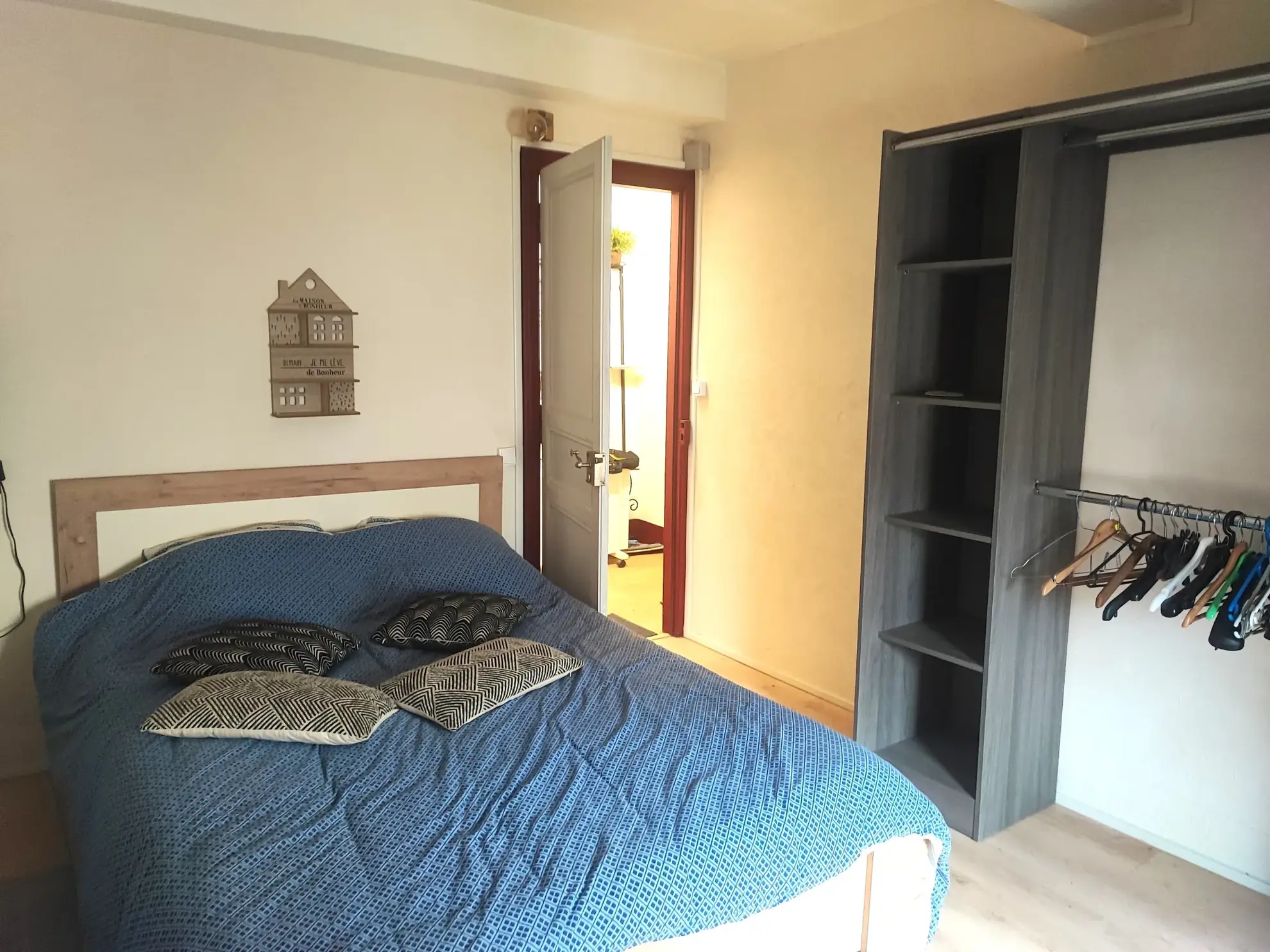 Maison de village avec garage et panneaux solaires à Azille 