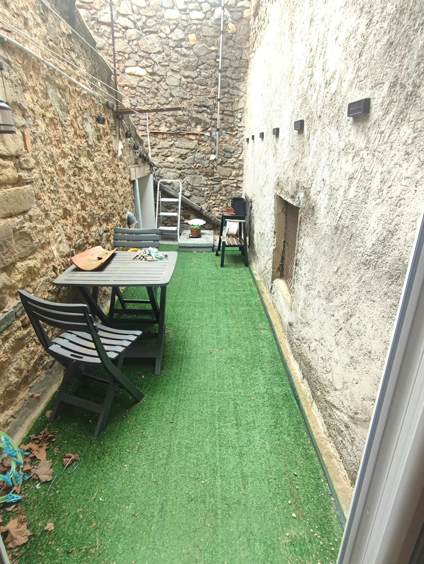 Maison de village avec garage et panneaux solaires à Azille 