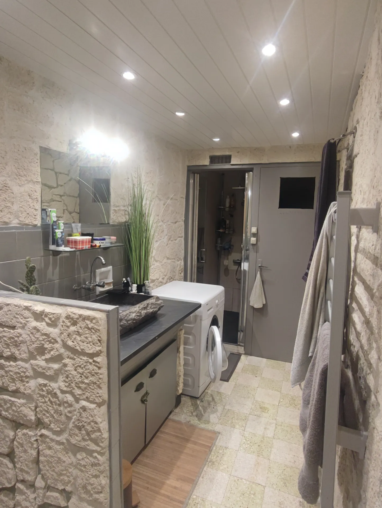 Maison de village avec garage et panneaux solaires à Azille 