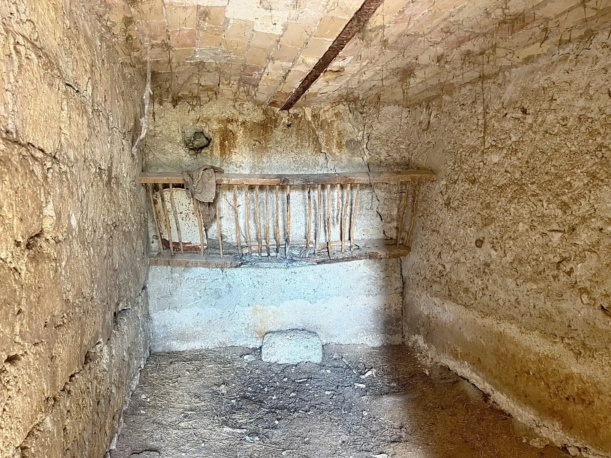 Ferme viticole à restaurer de 383 m² avec terrain de 3 000 m² en Drôme Provençale 