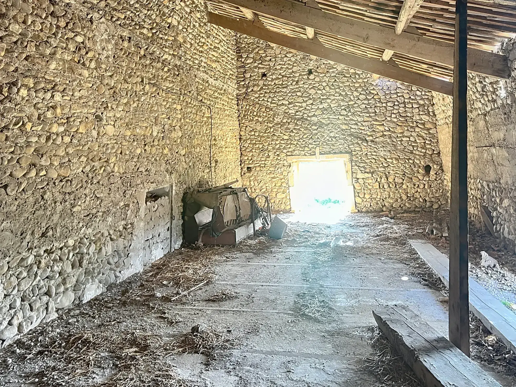 Ferme viticole à restaurer de 383 m² avec terrain de 3 000 m² en Drôme Provençale 