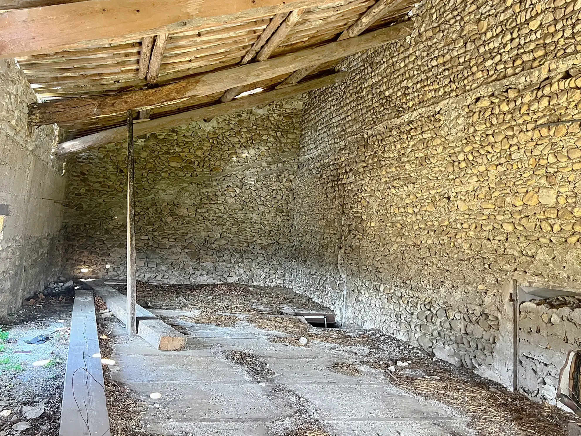 Ferme viticole à restaurer de 383 m² avec terrain de 3 000 m² en Drôme Provençale 
