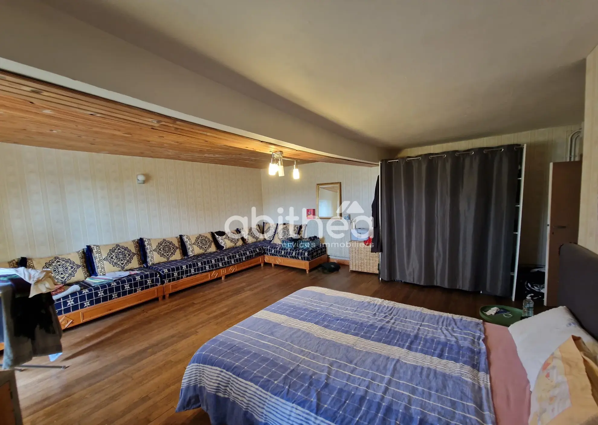 Grande maison à Roumazieres Loubert avec grange et terrain de 4270 m² 