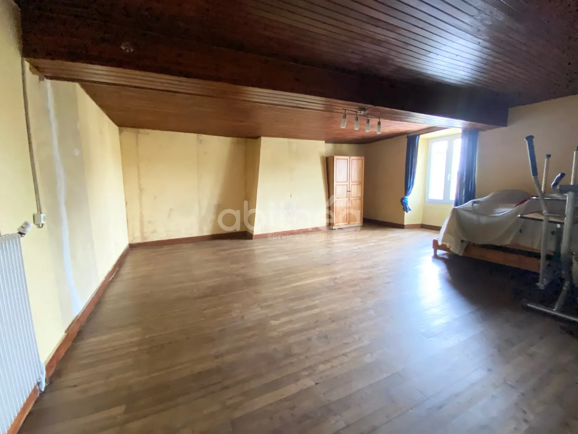 Grande maison de 250 m² avec grange et terrain à Roumazières Loubert 