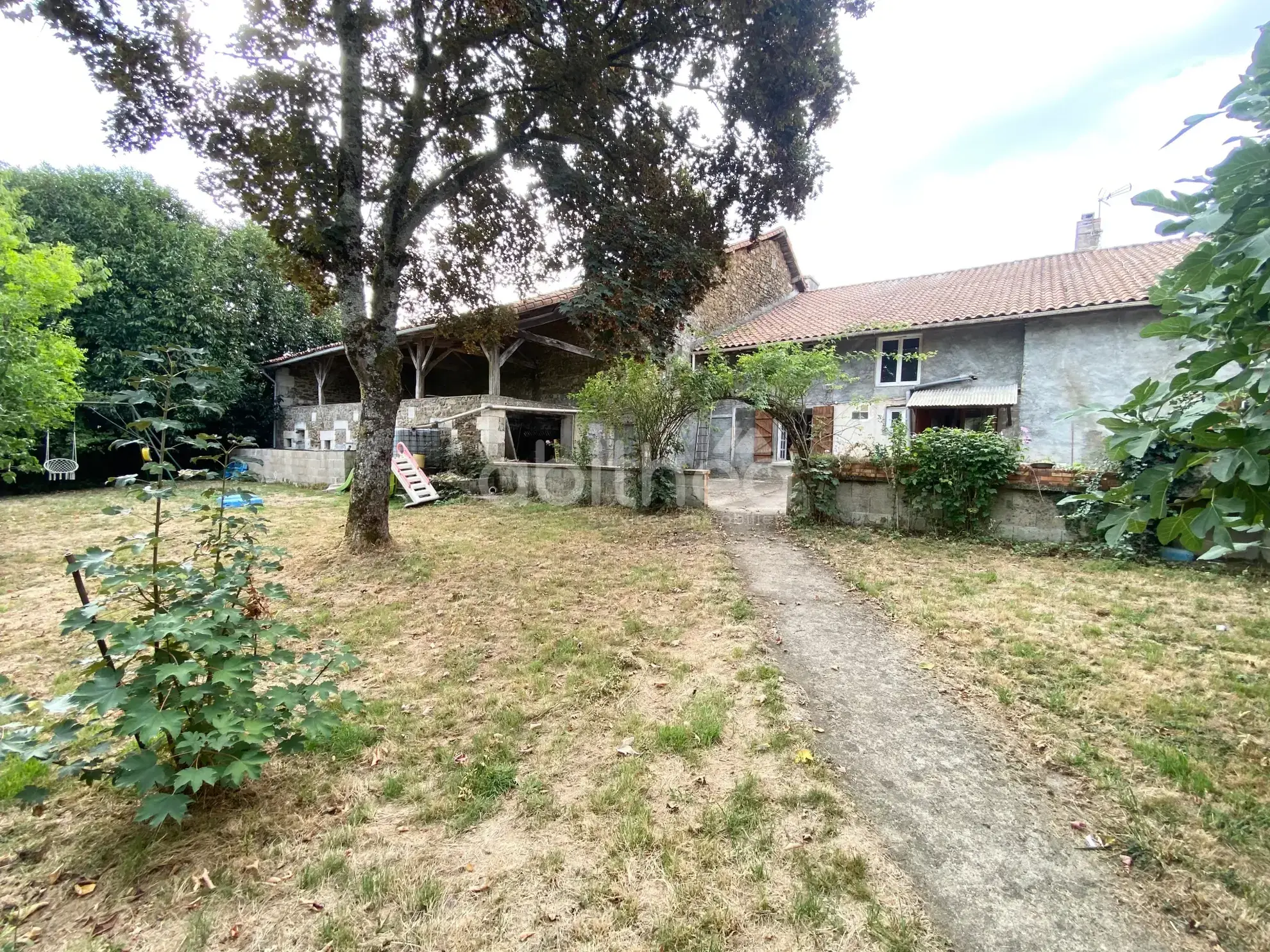 Grande maison de 250 m² avec grange et terrain à Roumazières Loubert 