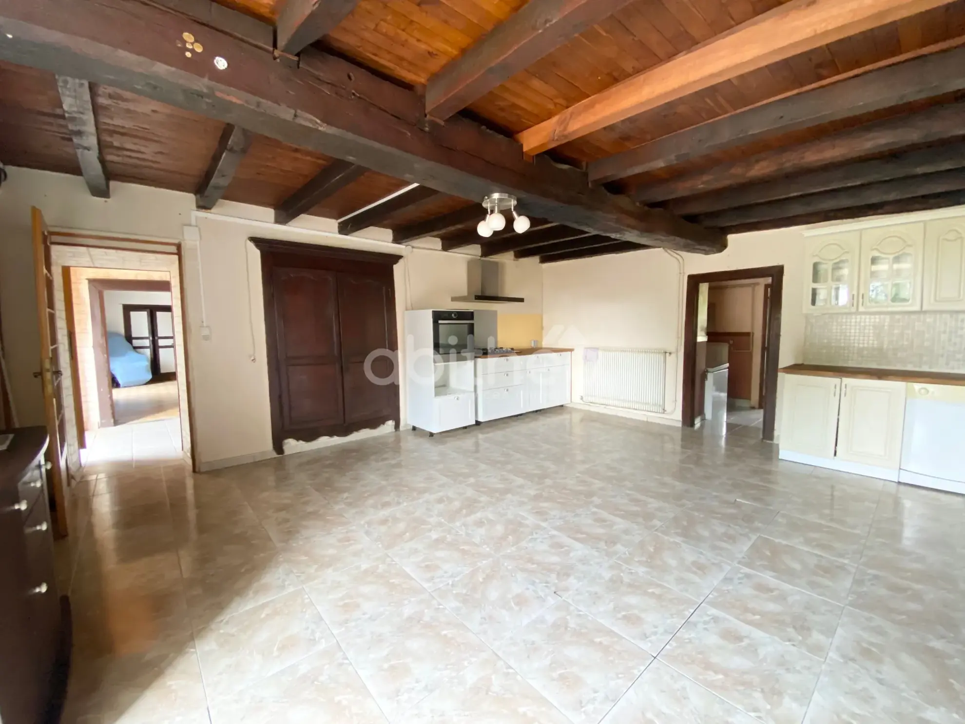 Grande maison de 250 m² avec grange et terrain à Roumazières Loubert 