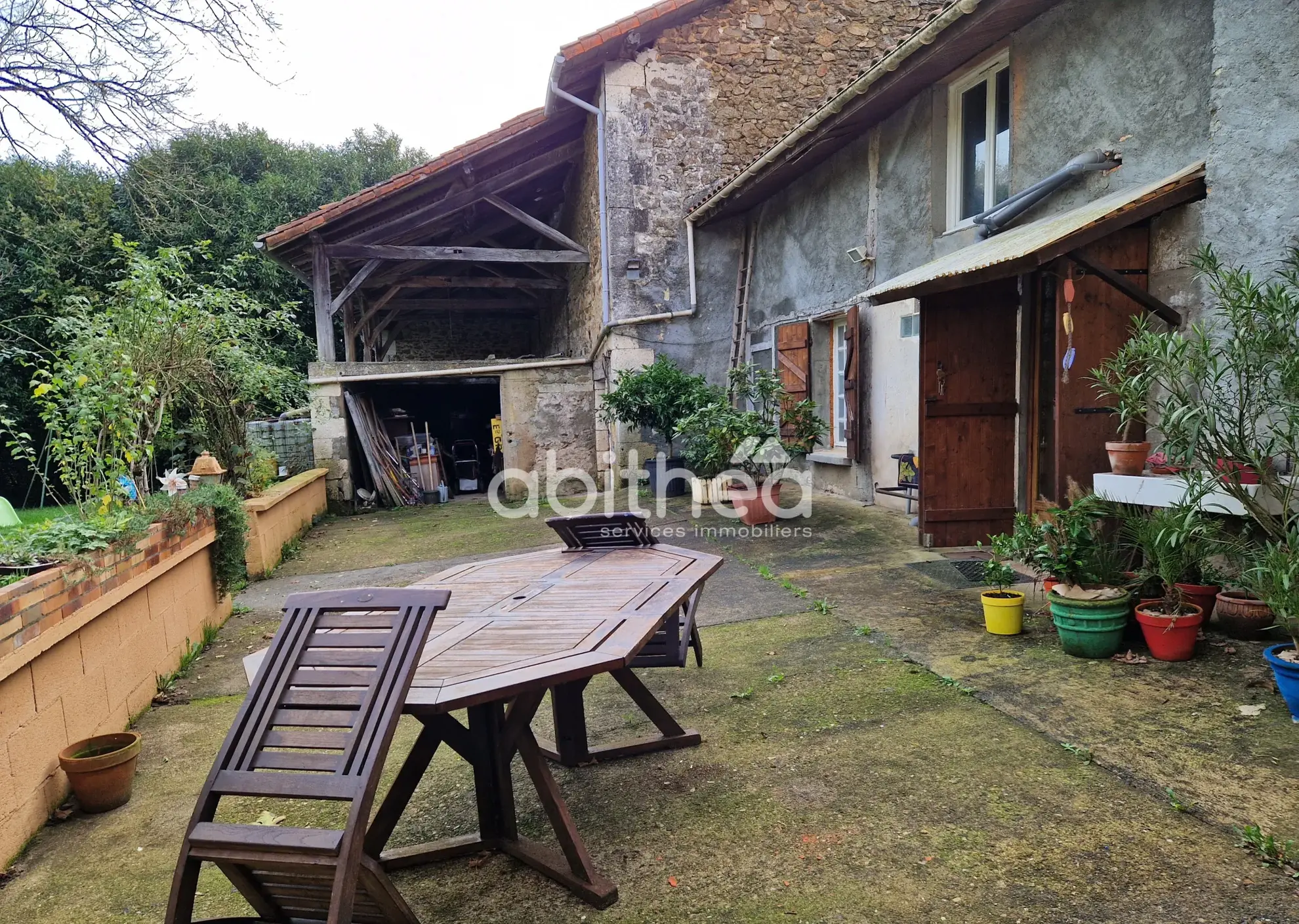 Grande maison à Roumazieres Loubert avec grange et terrain de 4270 m² 