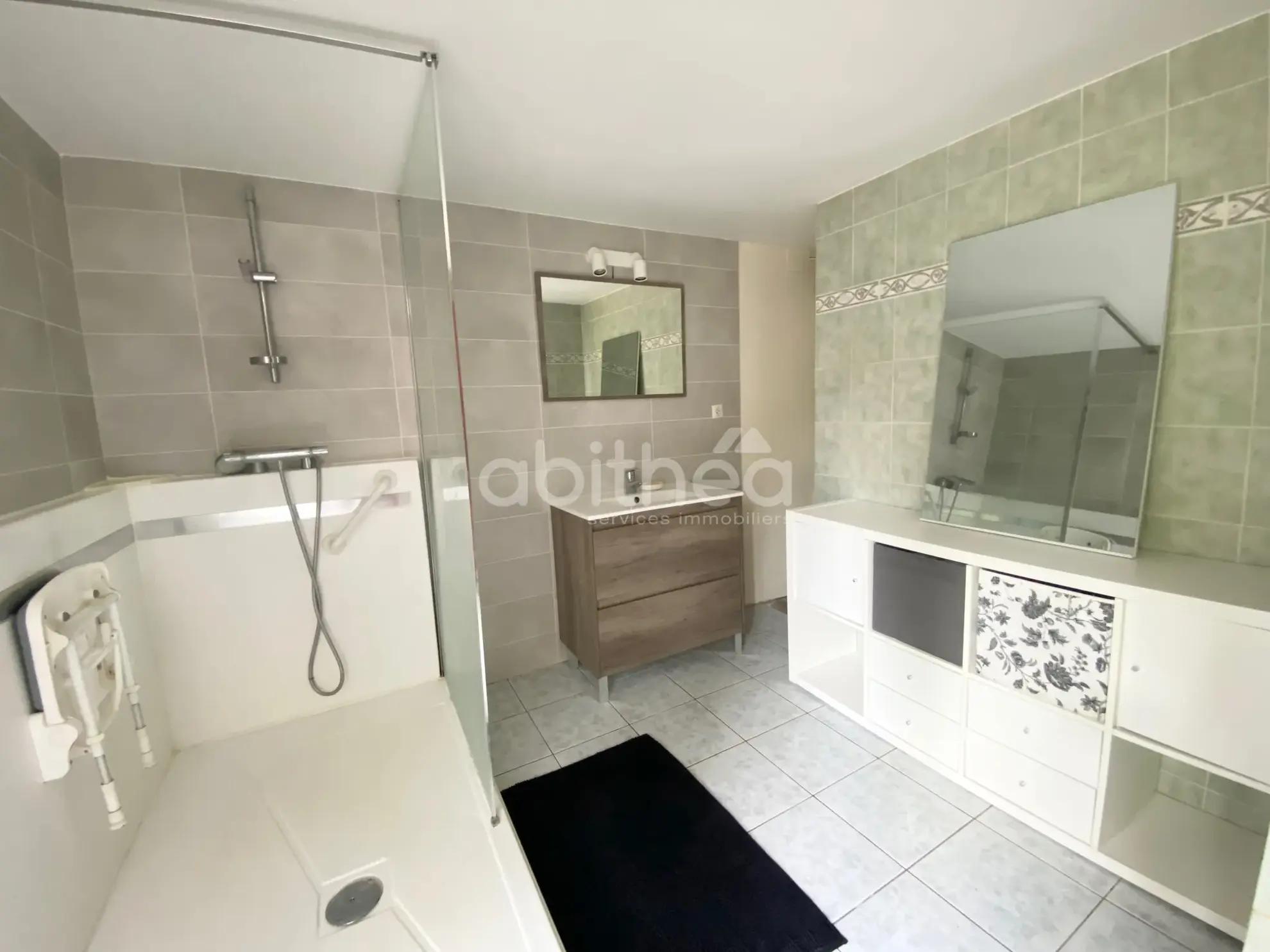 Grande maison de 250 m² avec grange et terrain à Roumazières Loubert 