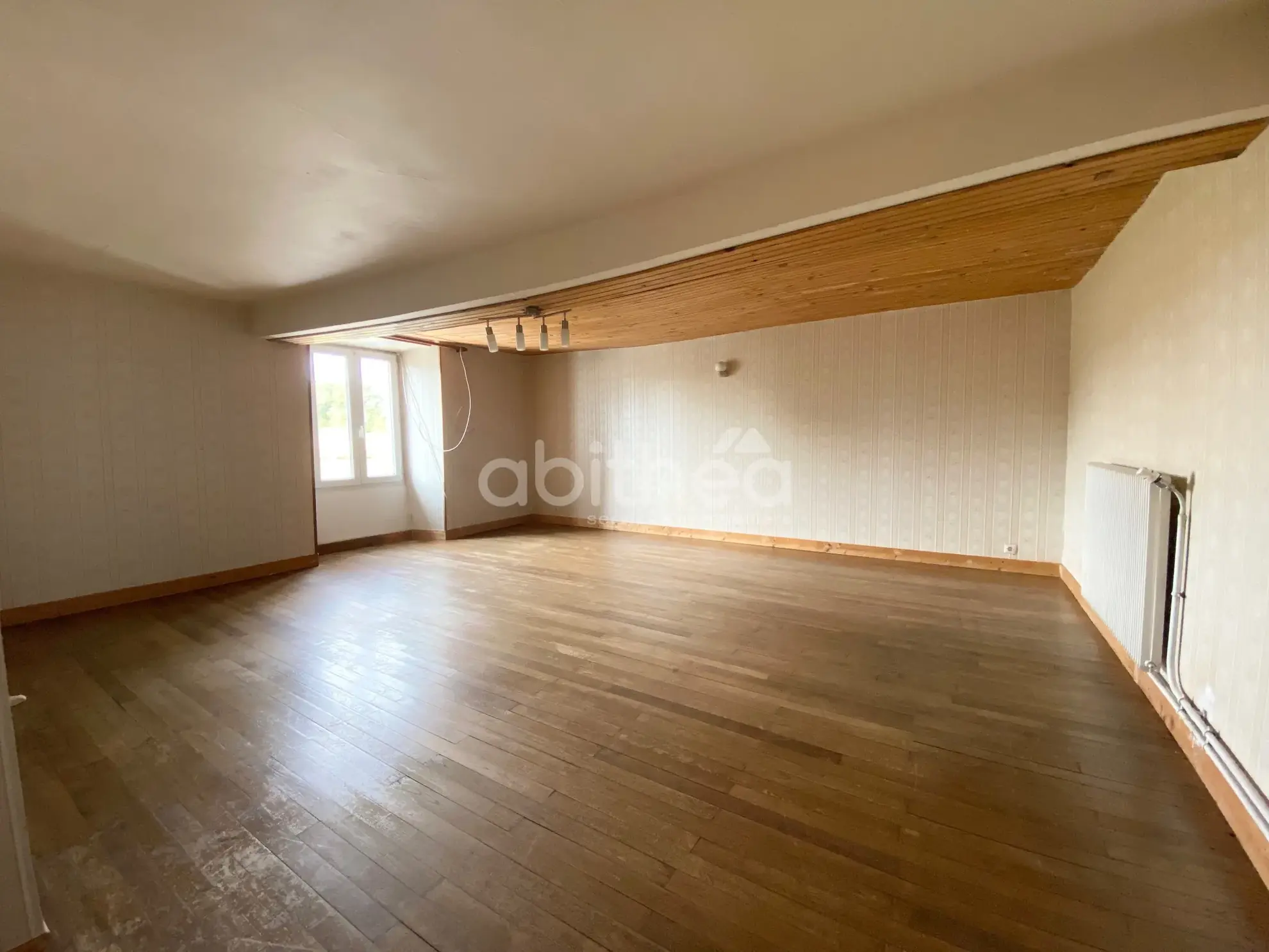 Grande maison de 250 m² avec grange et terrain à Roumazières Loubert 