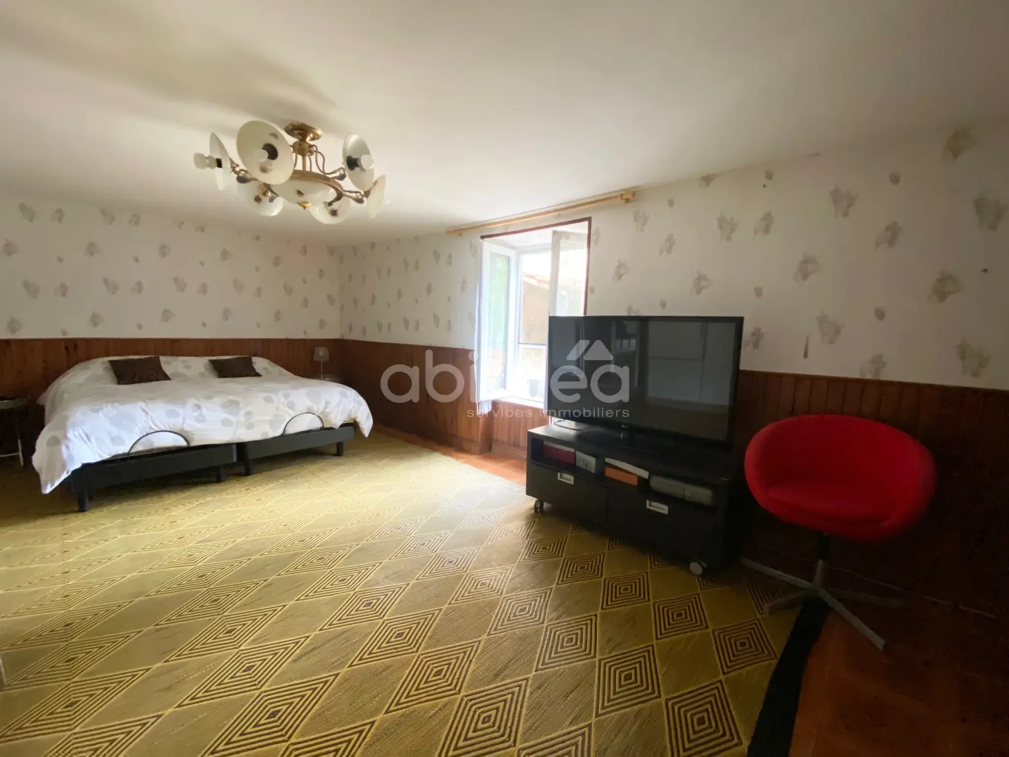 Grande maison de 250 m² avec grange et terrain à Roumazières Loubert 