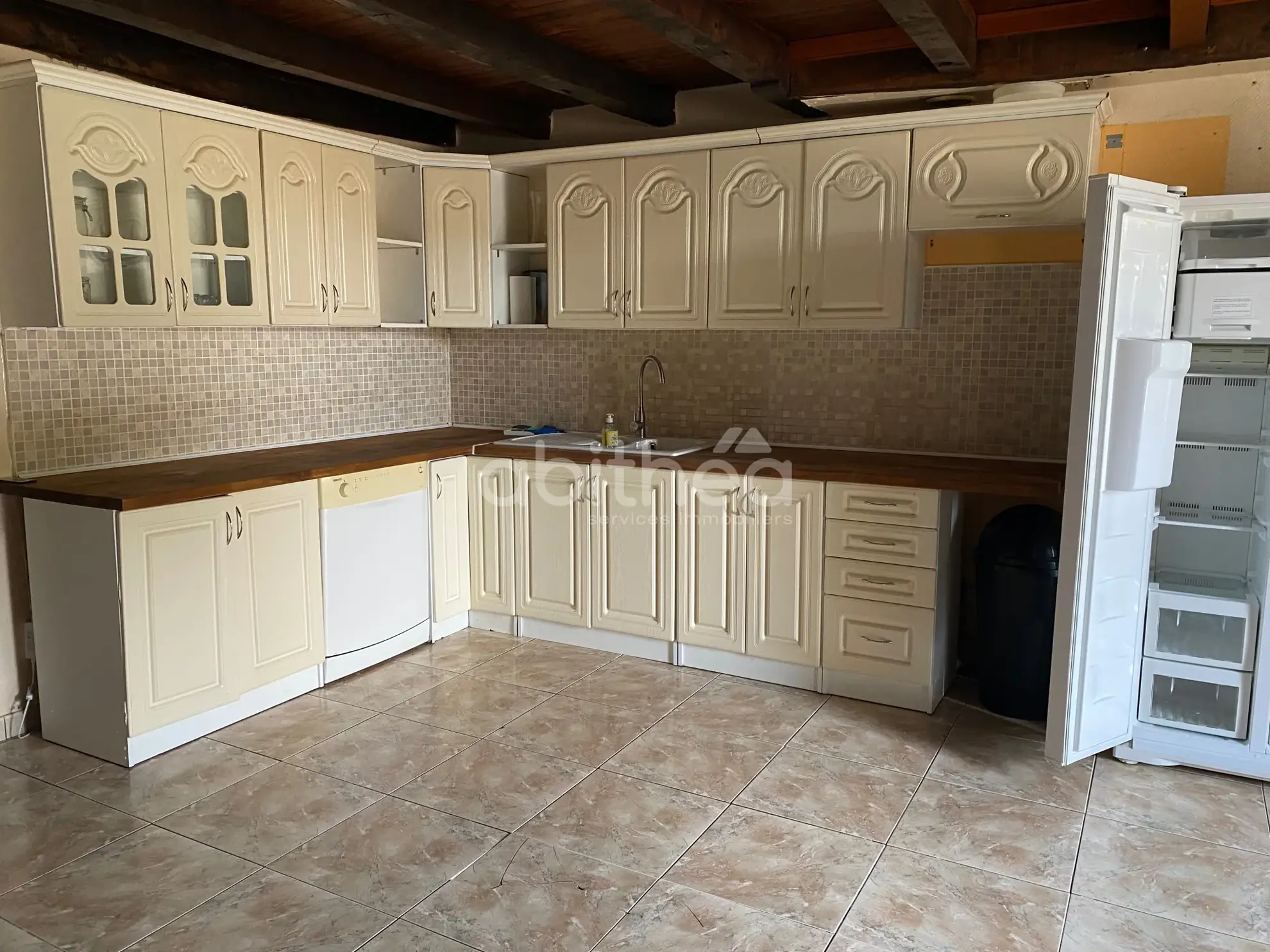 Grande maison de 250 m² avec grange et terrain à Roumazières Loubert 