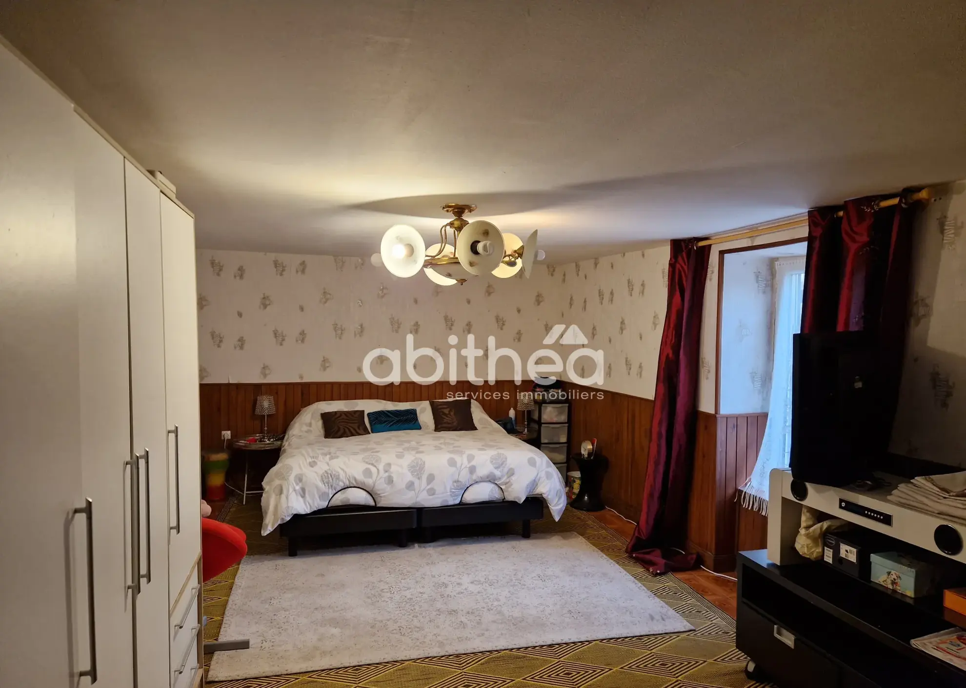 Grande maison à Roumazieres Loubert avec grange et terrain de 4270 m² 