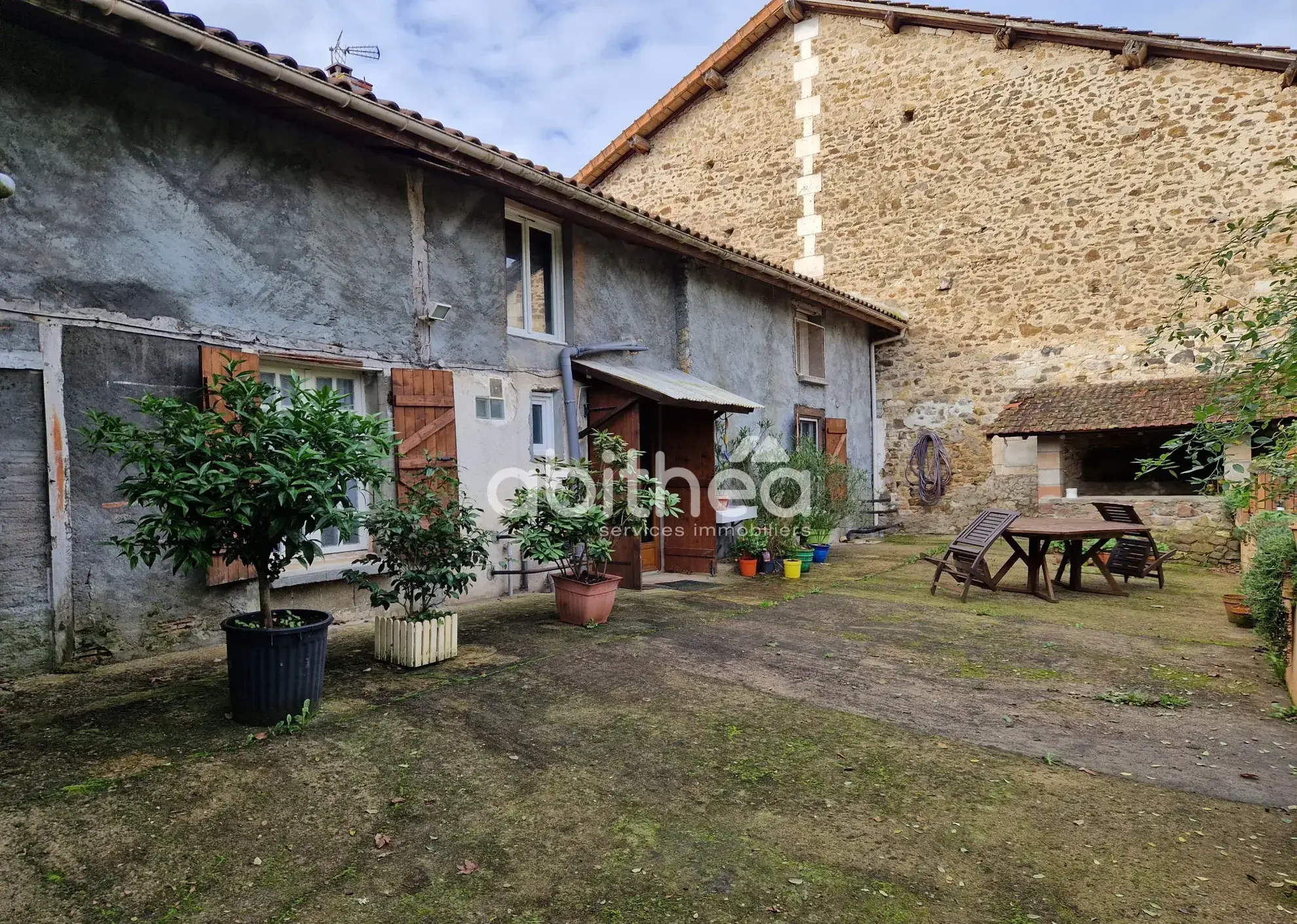 Grande maison à Roumazieres Loubert avec grange et terrain de 4270 m² 