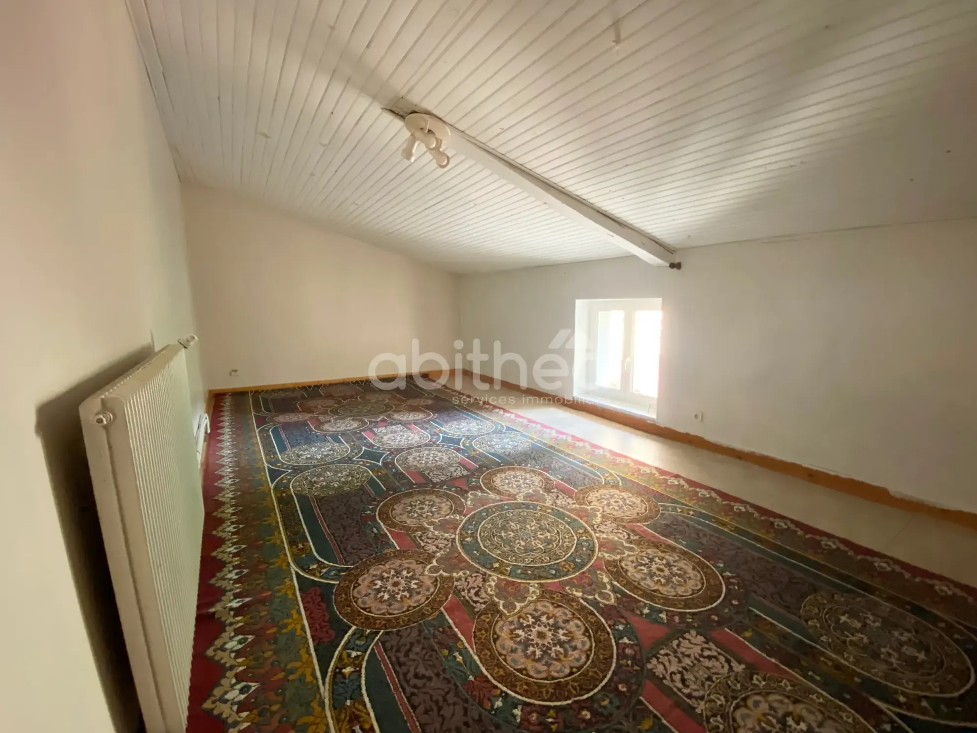 Grande maison de 250 m² avec grange et terrain à Roumazières Loubert 