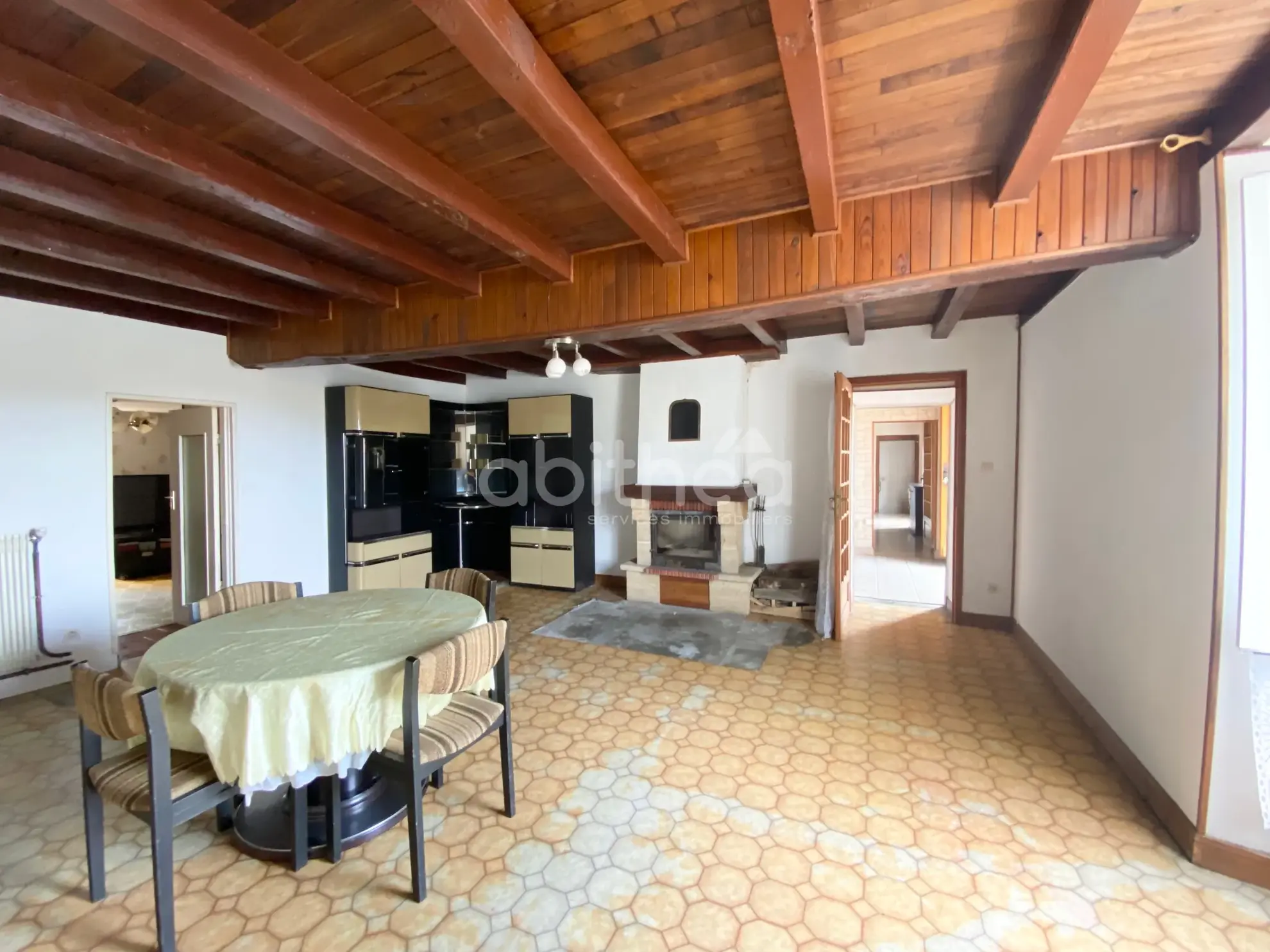 Grande maison de 250 m² avec grange et terrain à Roumazières Loubert 