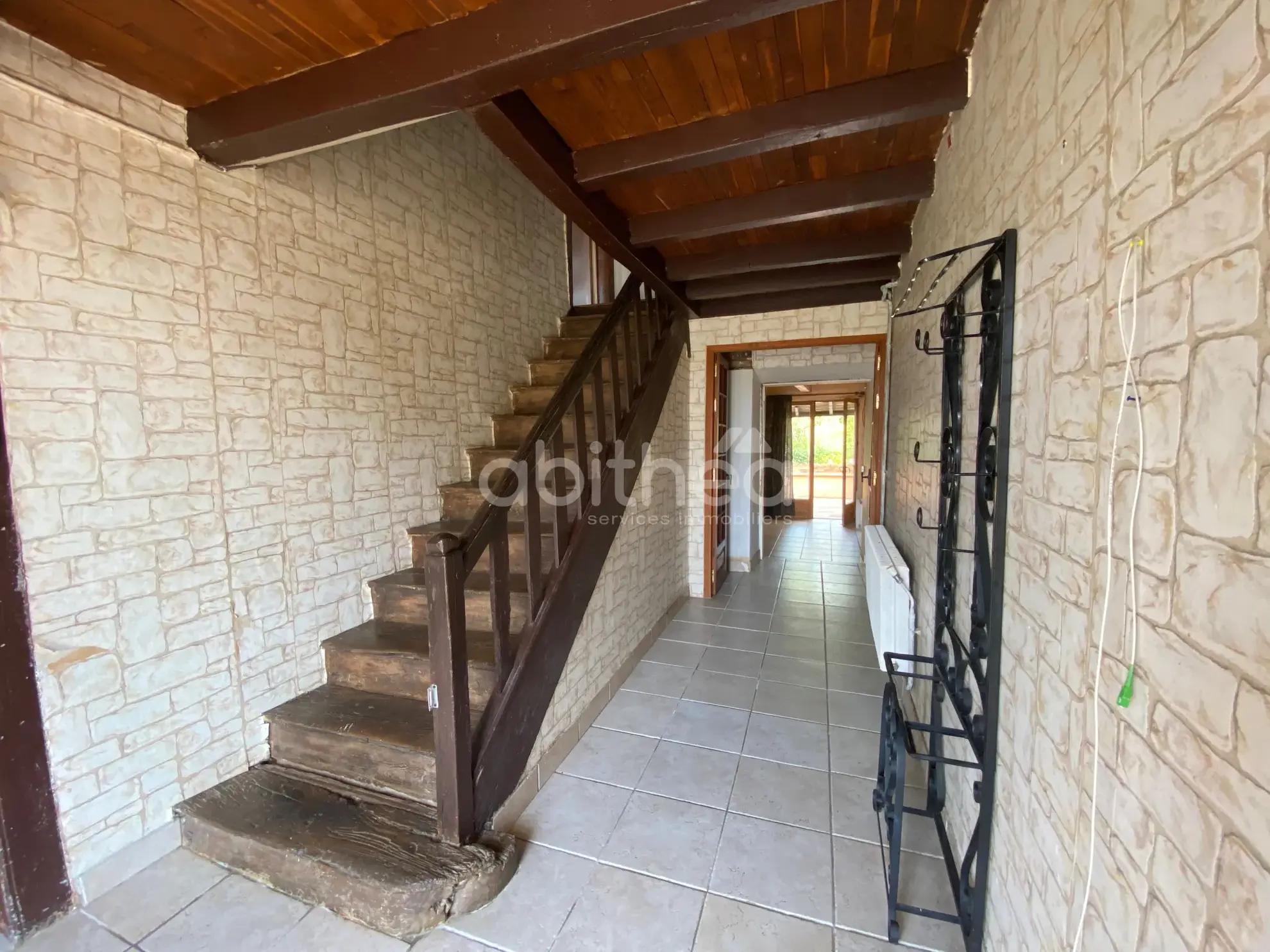 Grande maison de 250 m² avec grange et terrain à Roumazières Loubert 