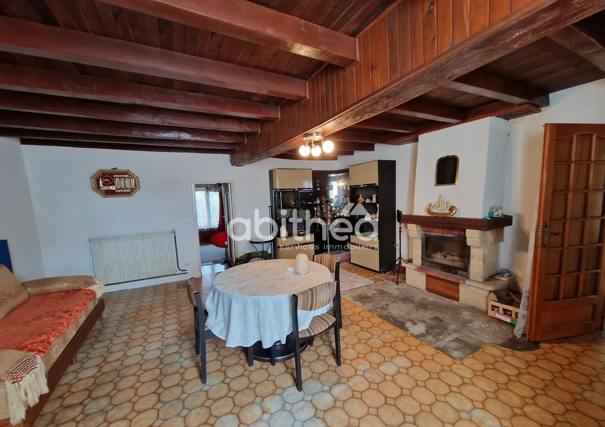 Grande maison à Roumazieres Loubert avec grange et terrain de 4270 m² 