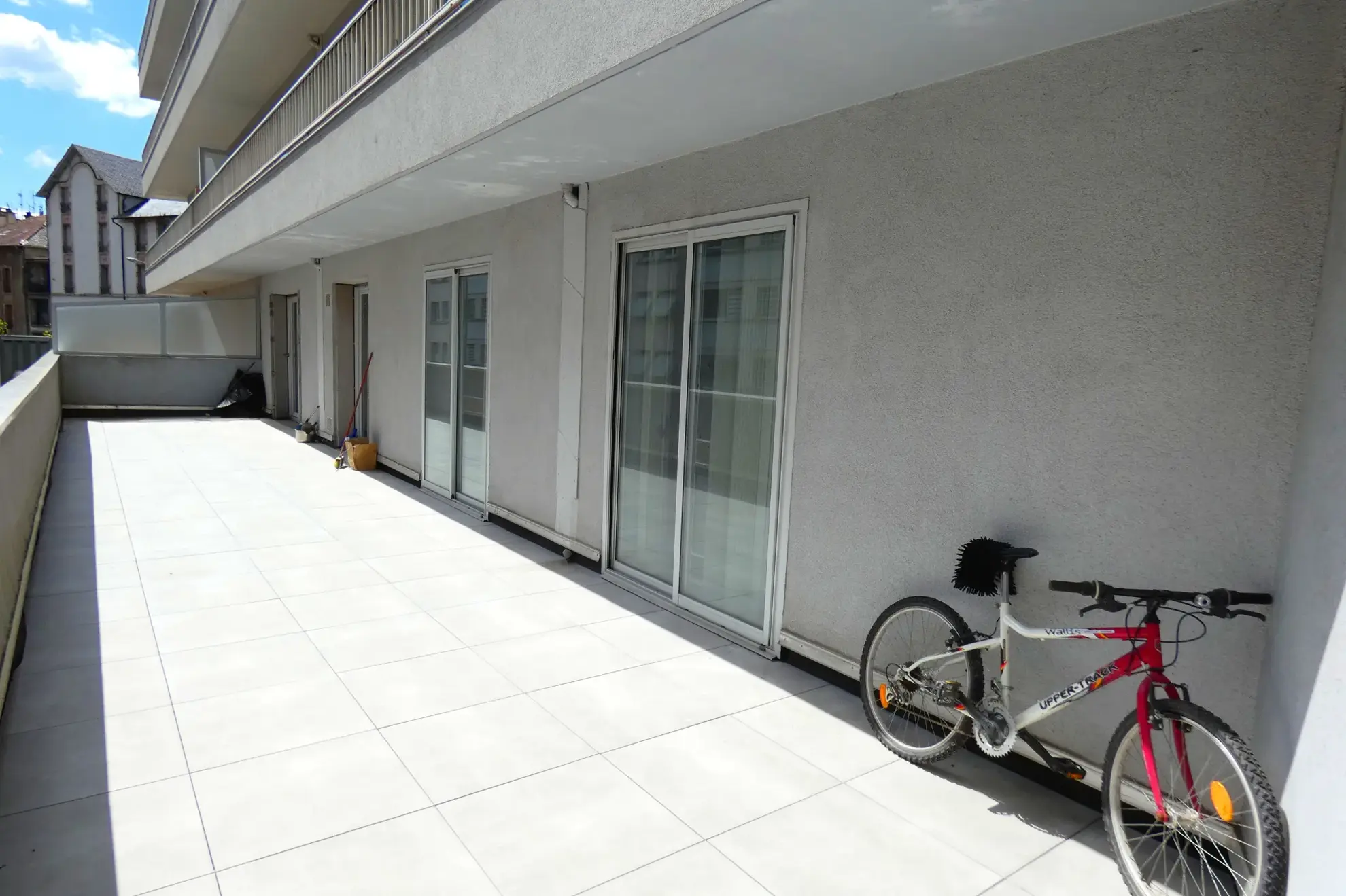 Appartement T3 rénové avec terrasse et parking sécurisé à Aurillac