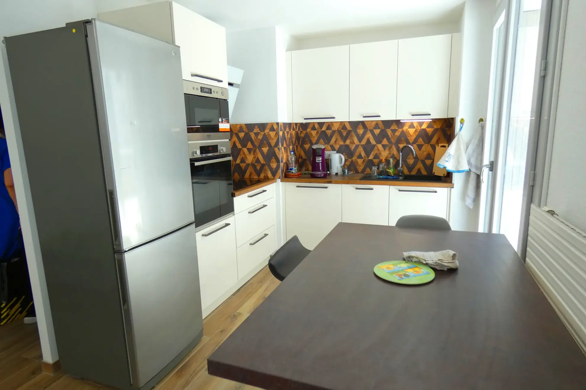 Appartement T3 rénové avec terrasse et parking sécurisé à Aurillac 