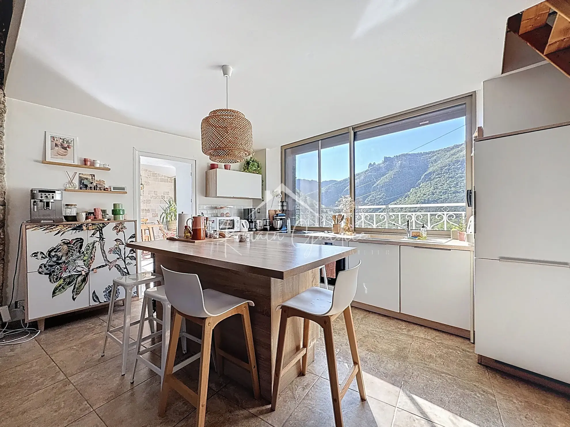 Belle maison de 145 m² avec charme et luminosité à Millau dans le village du Mona 