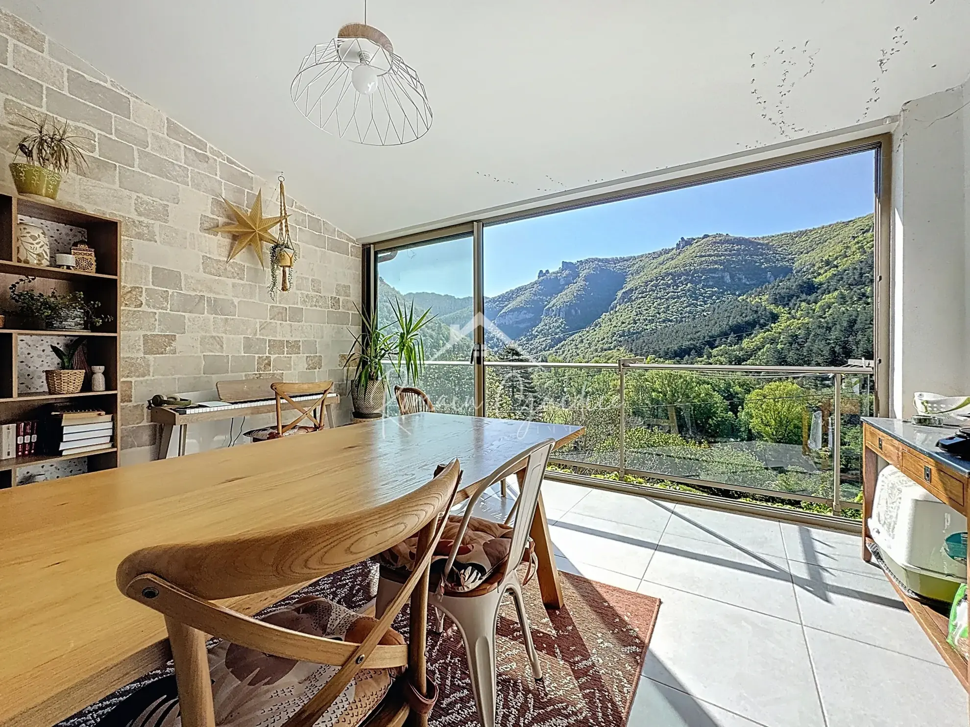 Belle maison de 145 m² avec charme et luminosité à Millau dans le village du Mona 