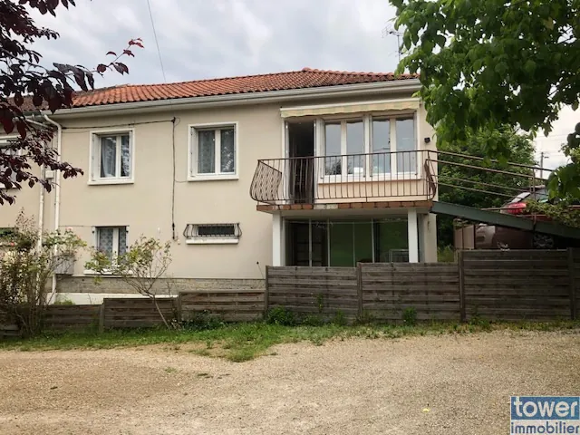 Maison à vendre à Villefranche de Rouergue avec T1 loué et terrain de 600 m²