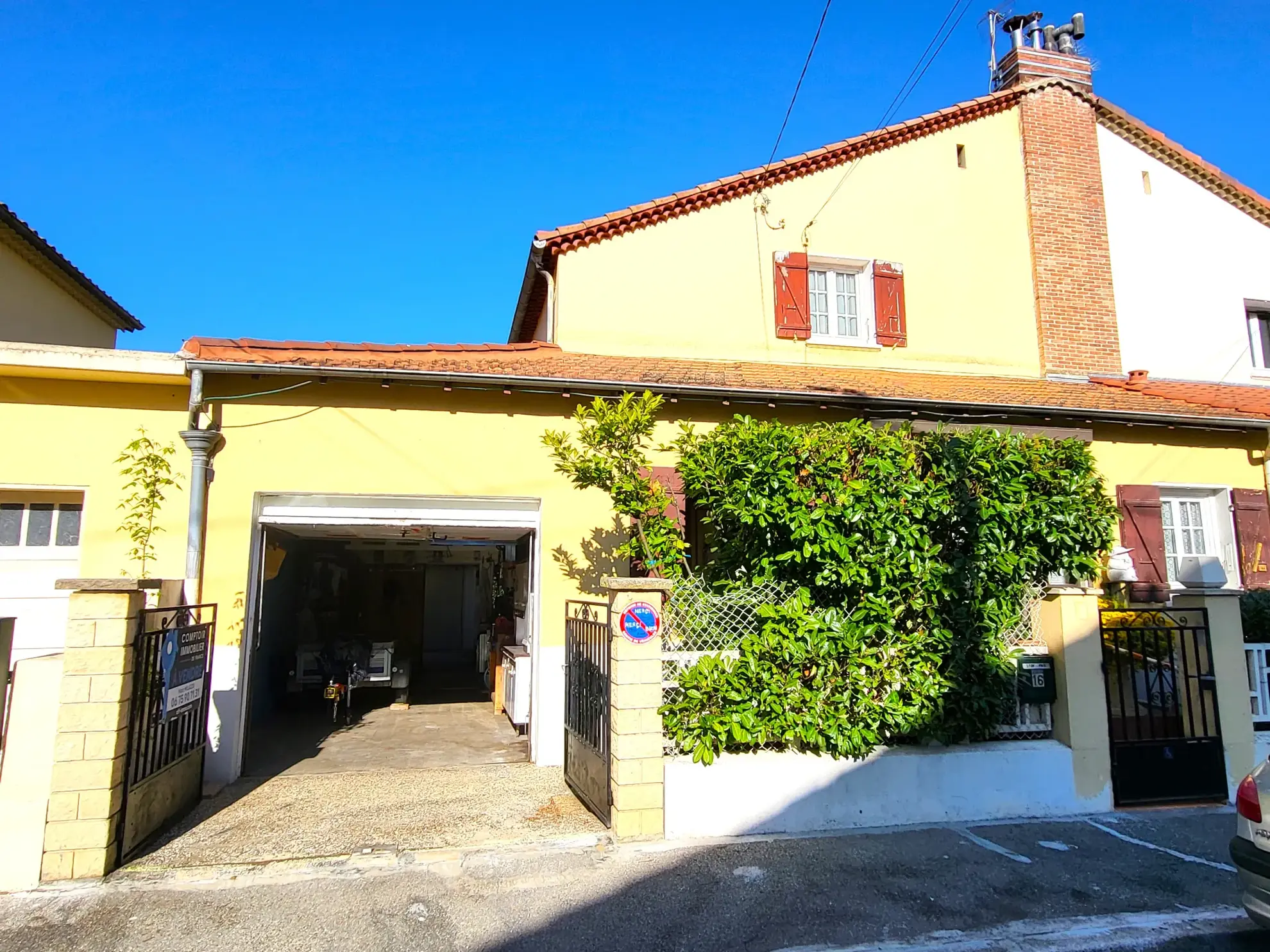 Maison de ville à vendre à Valence (26) avec jardin et garage, secteur résidentiel 