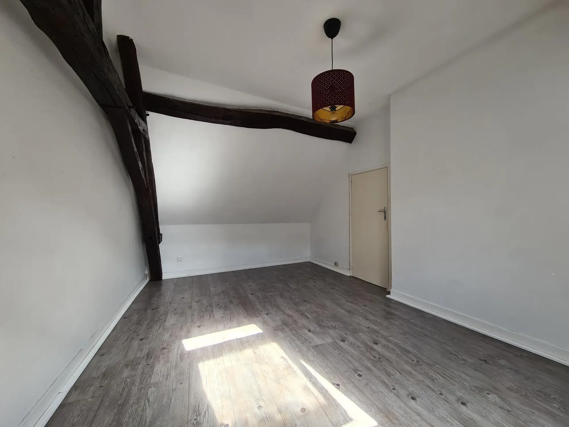 Maison à vendre à Nevers avec 2 chambres, cour et cave - Idéal premier achat ou investissement 