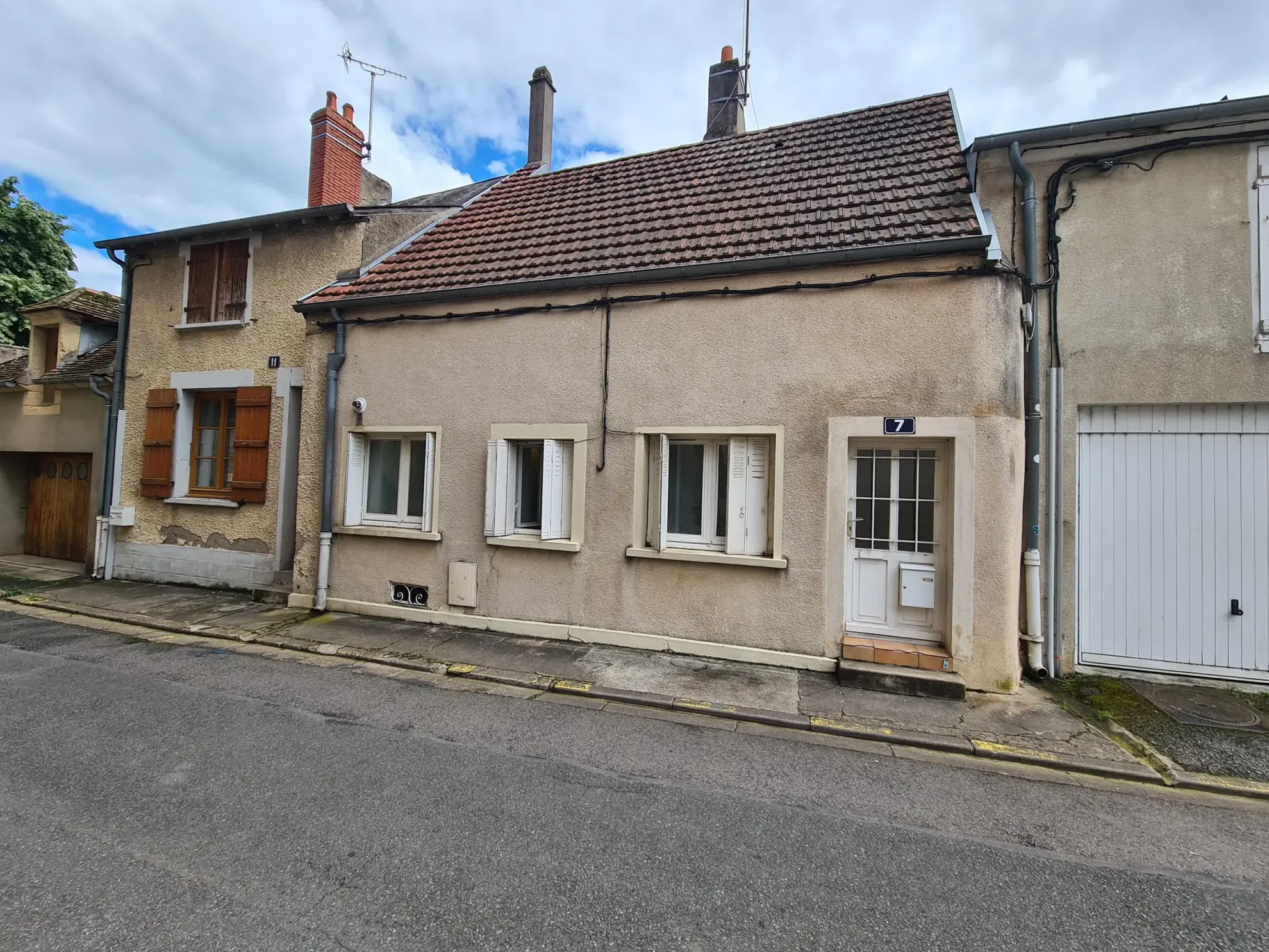 Maison à vendre à Nevers avec 2 chambres, cour et cave - Idéal premier achat ou investissement 