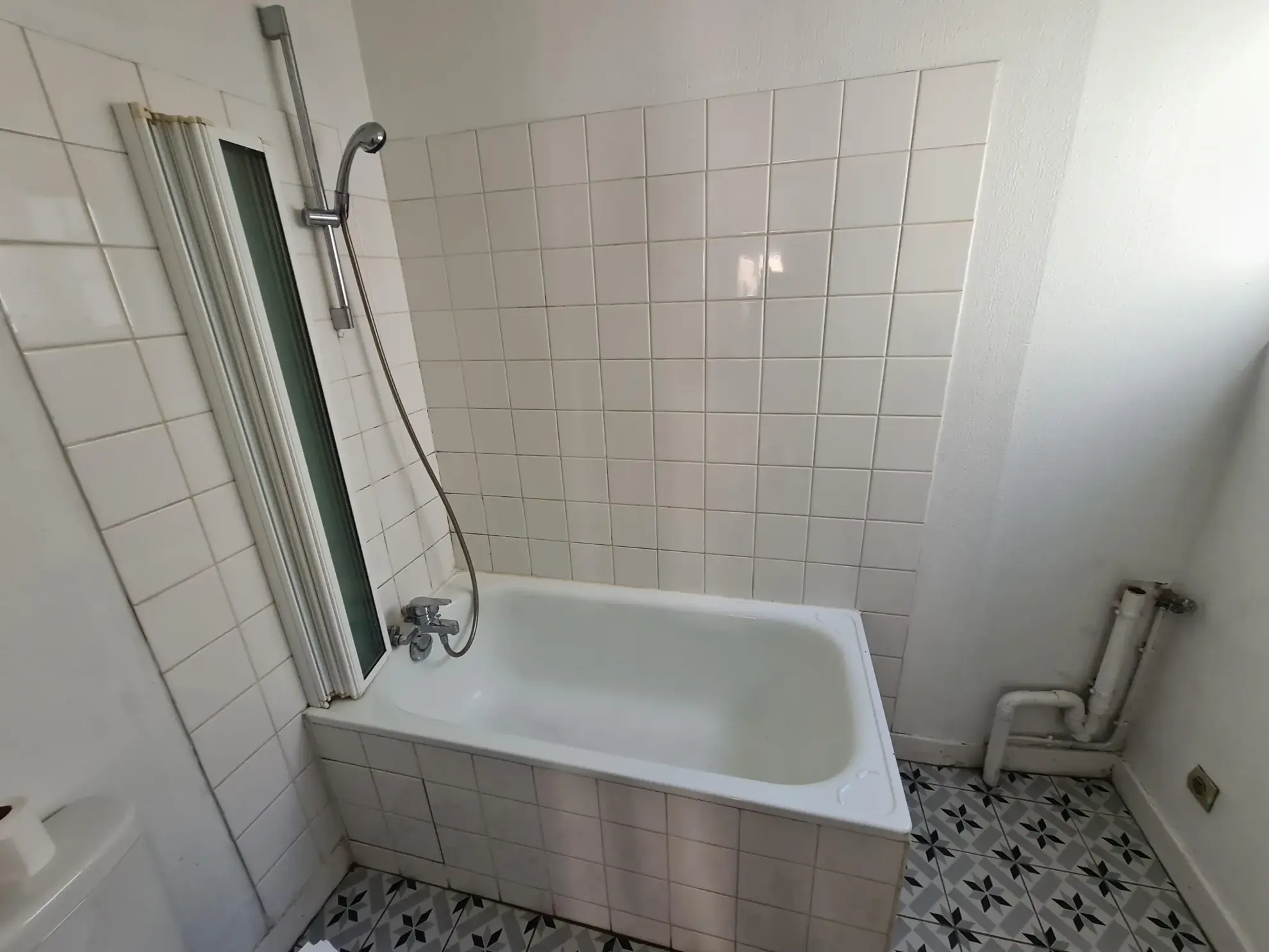 Maison à vendre à Nevers avec 2 chambres, cour et cave - Idéal premier achat ou investissement 