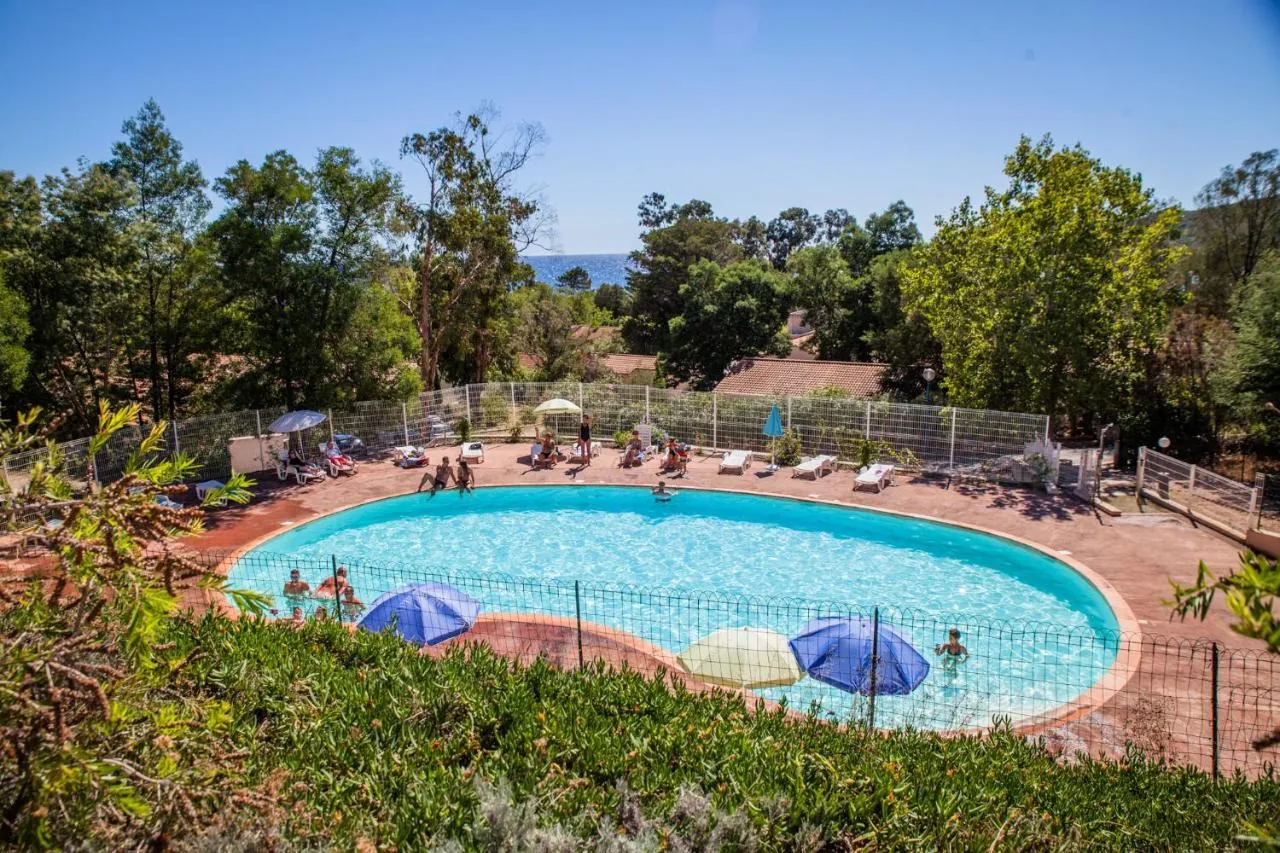 Maison en Corse avec vue mer, piscine et location en bail commercial 