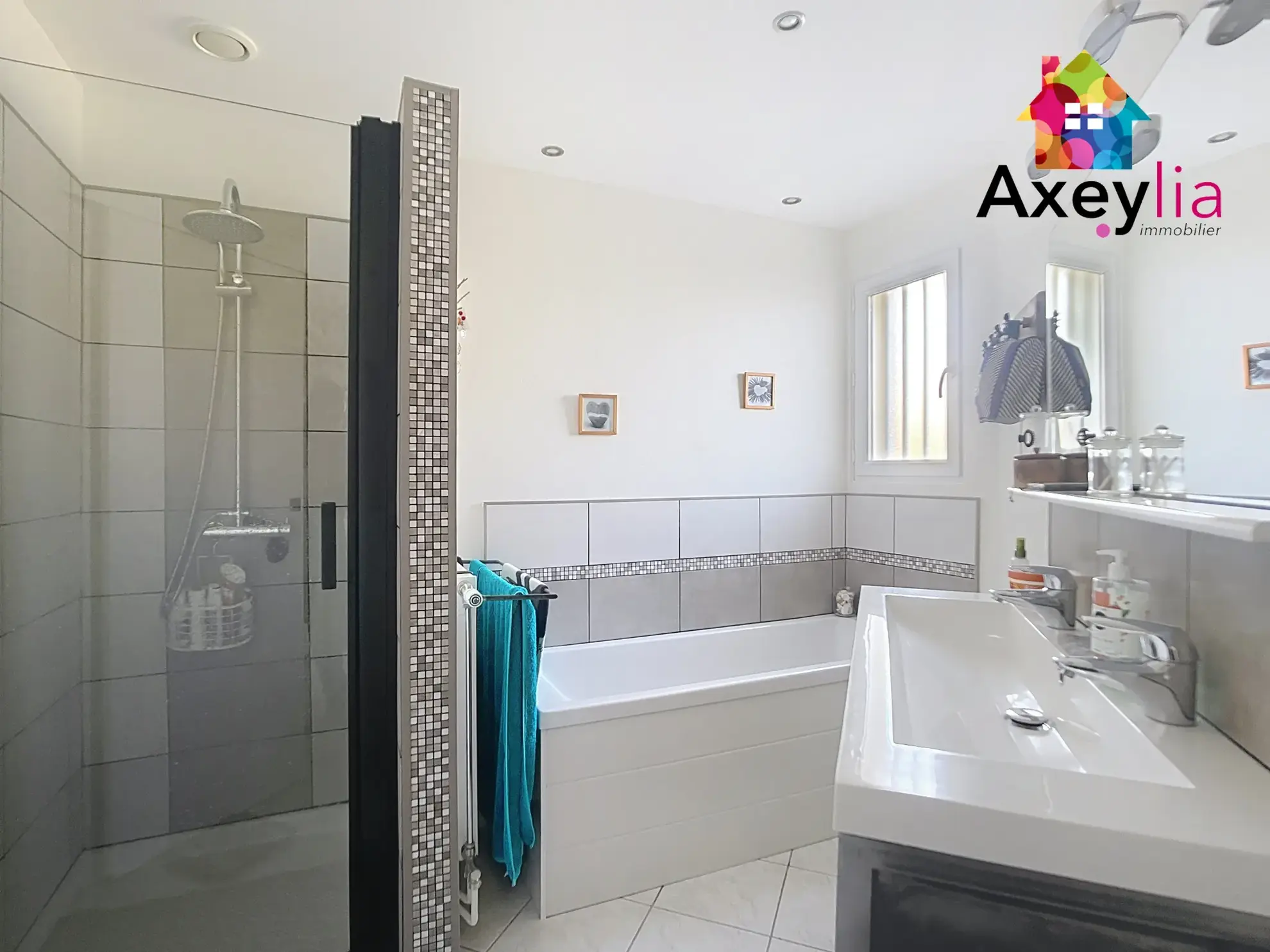 Maison de plain-pied avec 4 chambres, piscine et grand terrain à Saint-Romain-la-Motte 