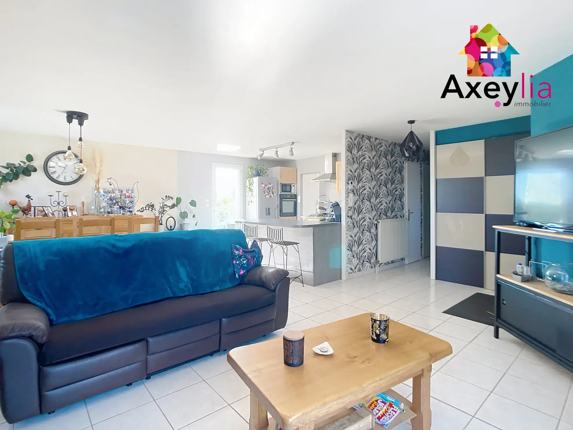 Maison de plain-pied avec 4 chambres, piscine et grand terrain à Saint-Romain-la-Motte 