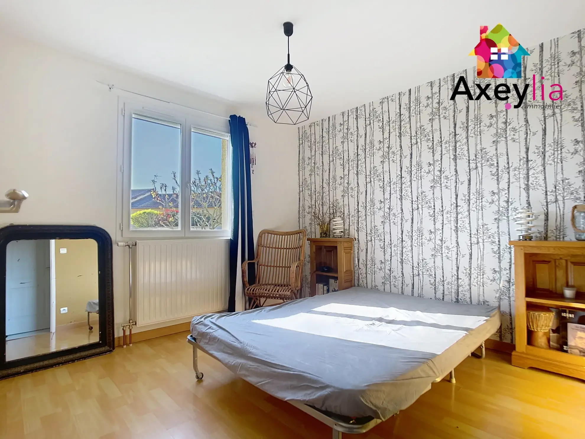 Maison de plain-pied avec 4 chambres, piscine et grand terrain à Saint-Romain-la-Motte 