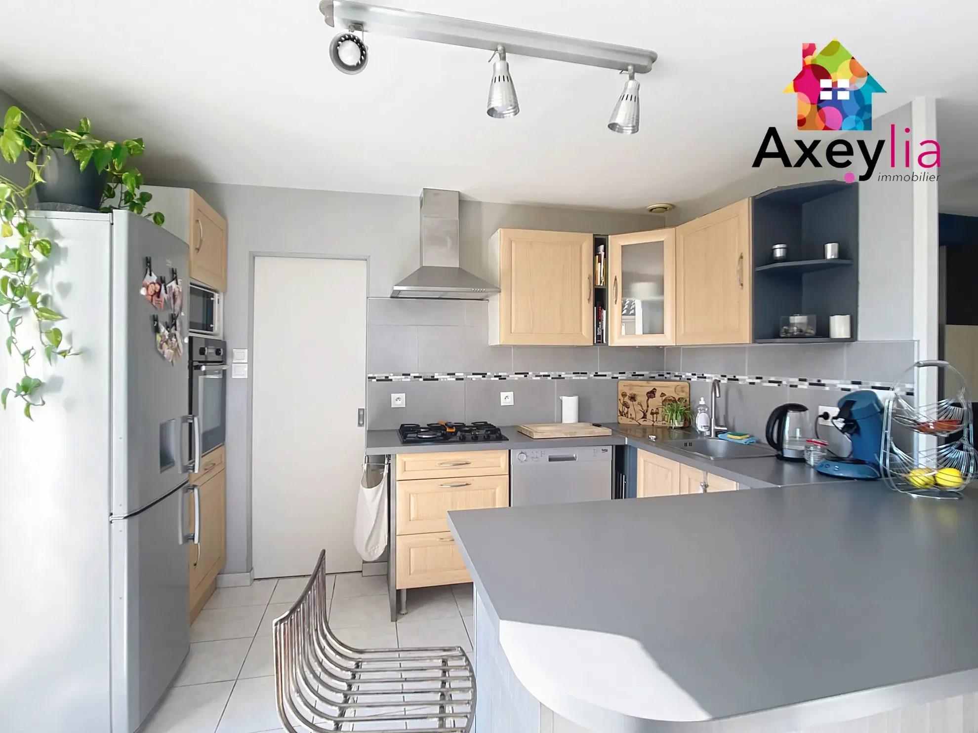 Maison de plain-pied avec 4 chambres, piscine et grand terrain à Saint-Romain-la-Motte 