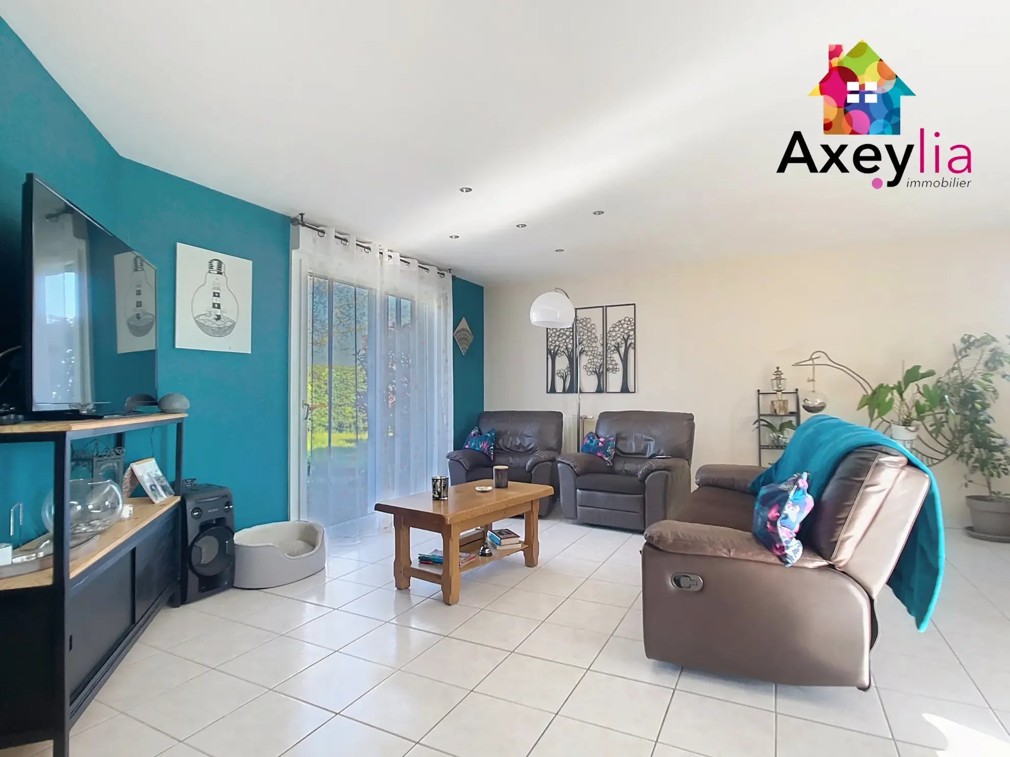 Maison de plain-pied avec 4 chambres, piscine et grand terrain à Saint-Romain-la-Motte 