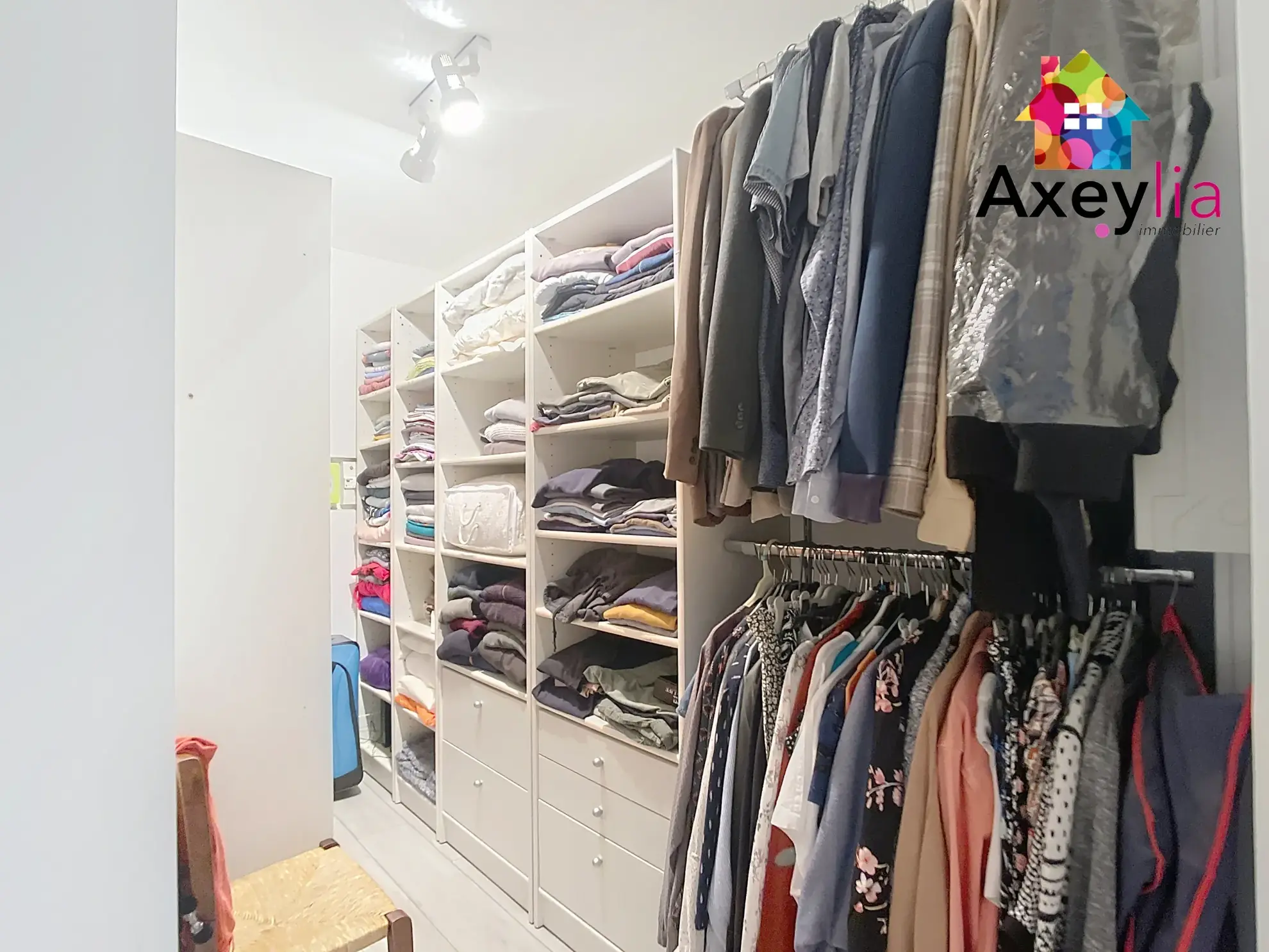 Maison de plain-pied avec 4 chambres, piscine et grand terrain à Saint-Romain-la-Motte 