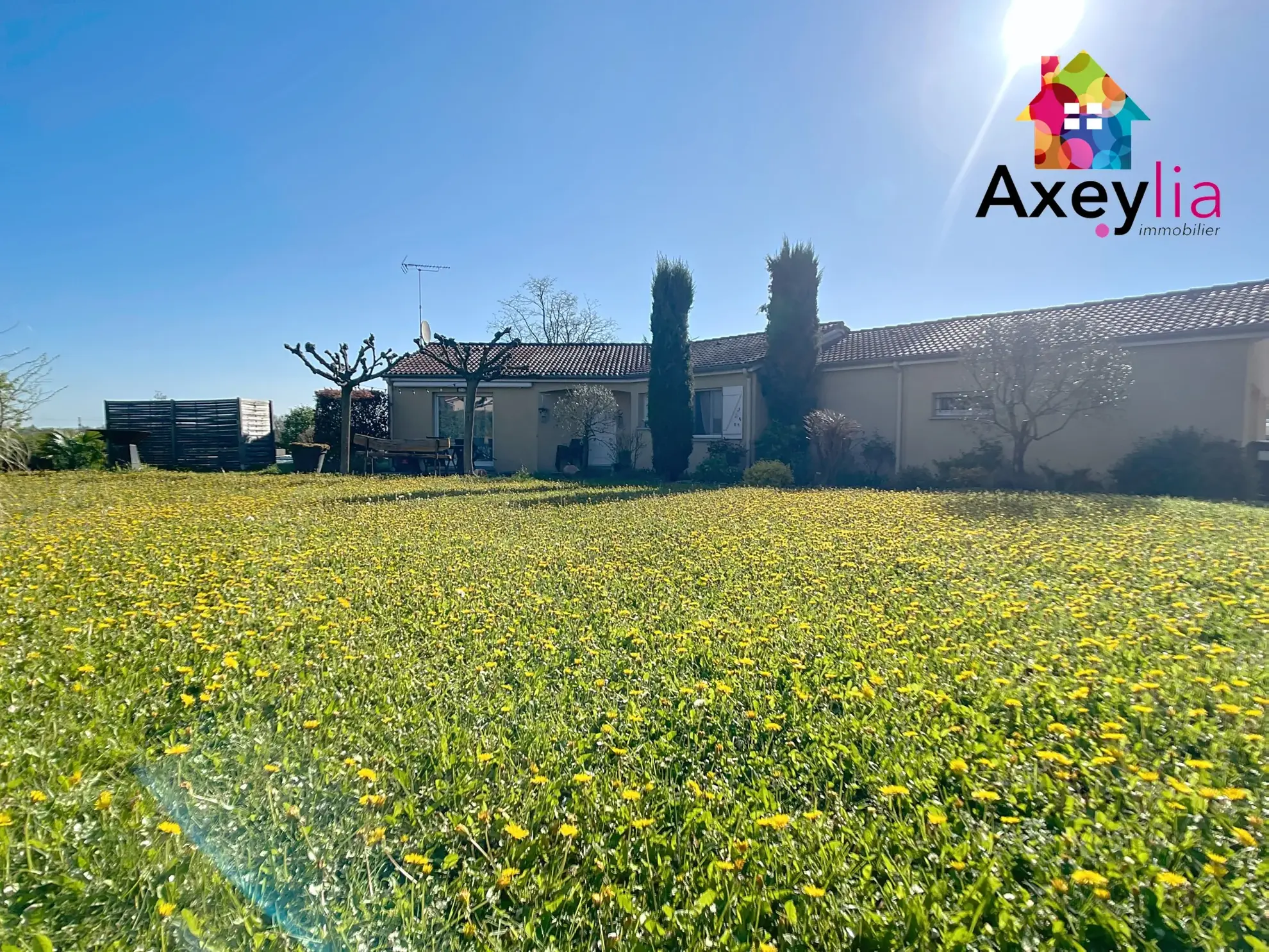 Maison de plain-pied avec 4 chambres, piscine et grand terrain à Saint-Romain-la-Motte
