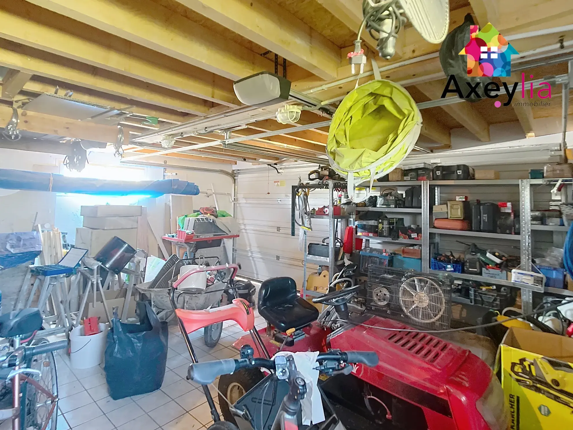 Maison de plain-pied avec 4 chambres, piscine et grand terrain à Saint-Romain-la-Motte 