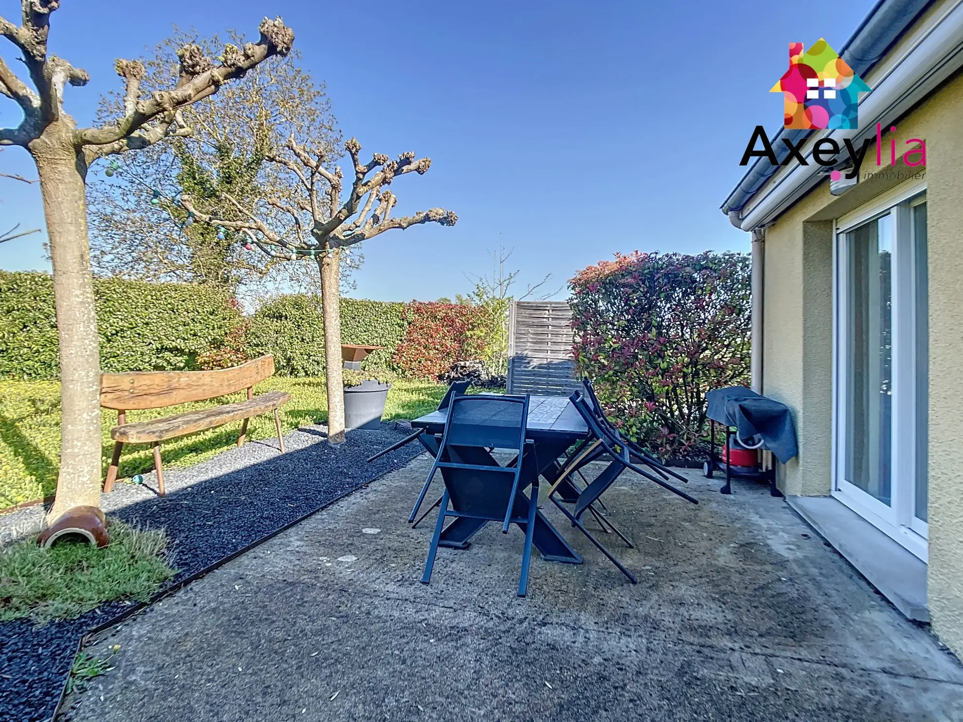 Maison de plain-pied avec 4 chambres, piscine et grand terrain à Saint-Romain-la-Motte 