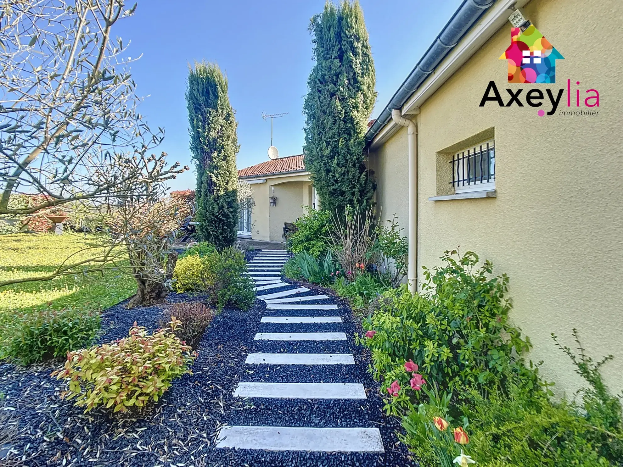 Maison de plain-pied avec 4 chambres, piscine et grand terrain à Saint-Romain-la-Motte 