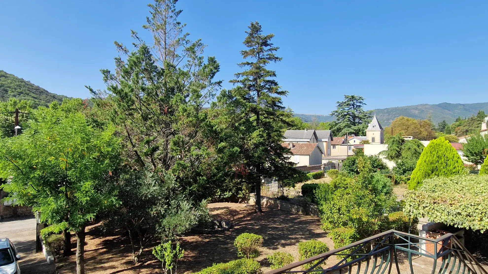 Villa 4 chambres à Lodève avec jardin clos et garage, construction de 1963 