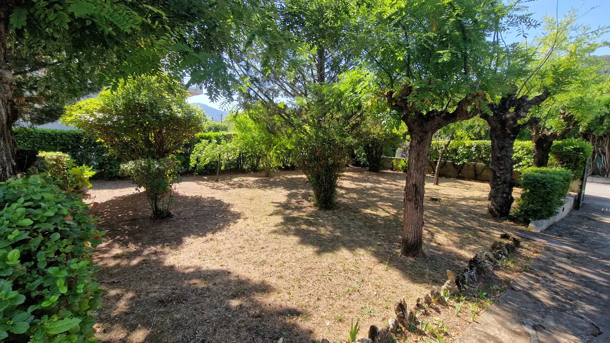 Villa 4 chambres à Lodève avec jardin clos et garage, construction de 1963 