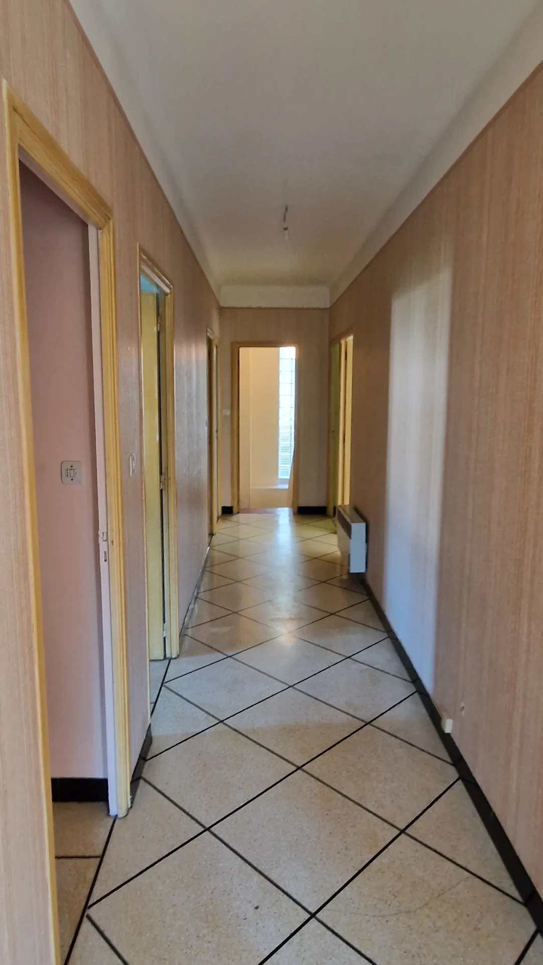 Villa 4 chambres à Lodève avec jardin clos et garage, construction de 1963 