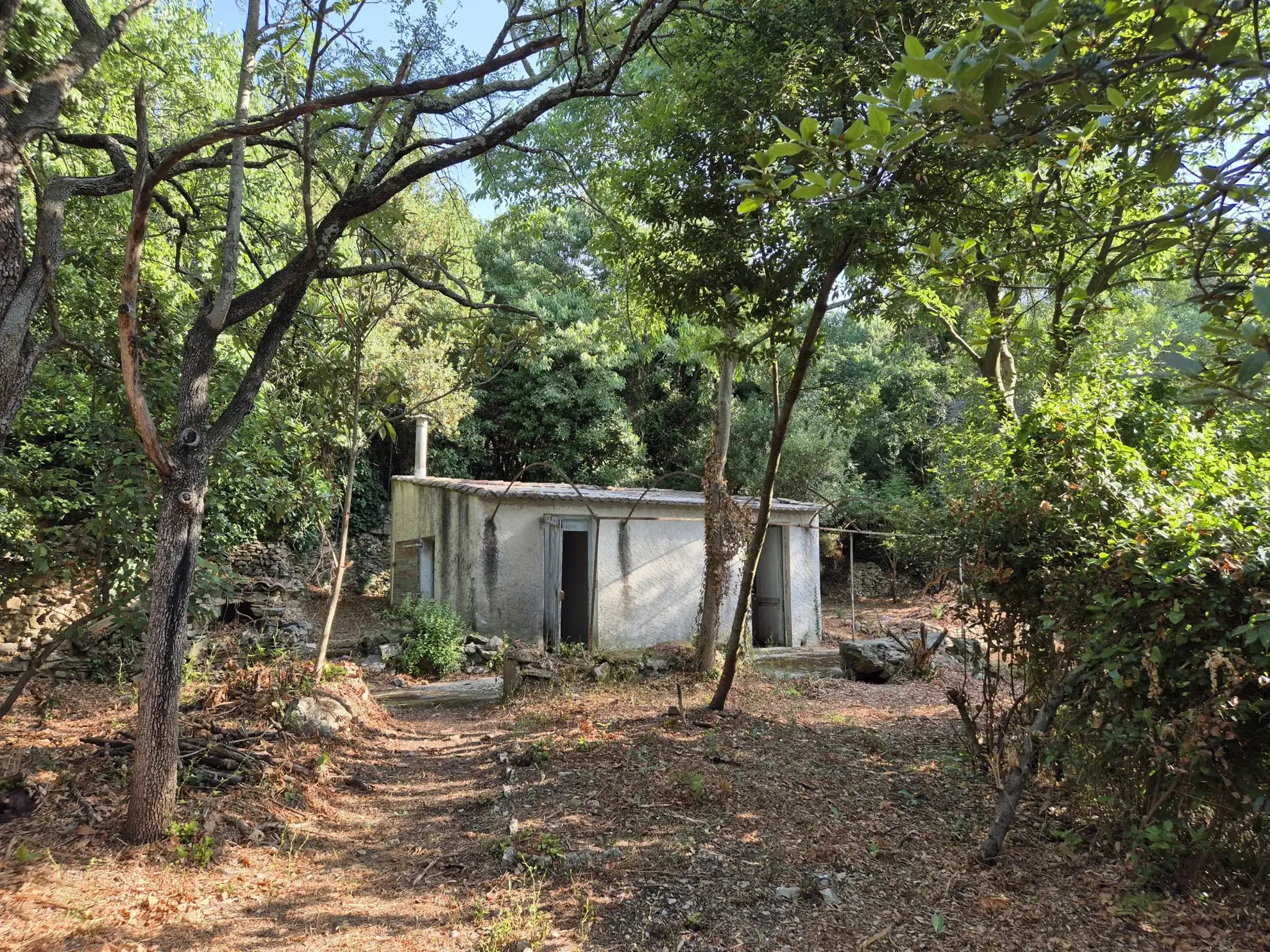 A vendre mazet à rénover de 25 m² à Nîmes, terrain arboré de 982 m²