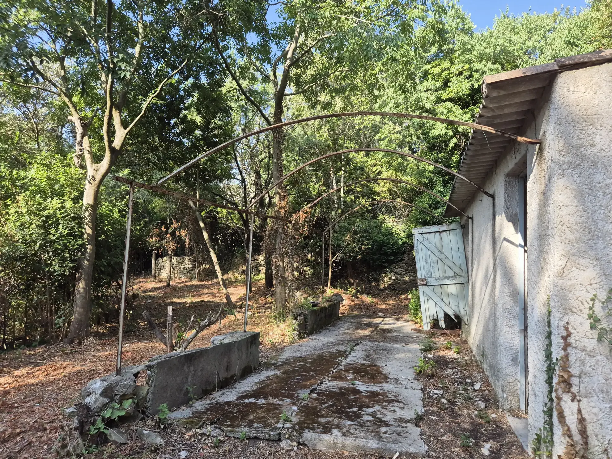A vendre mazet à rénover de 25 m² à Nîmes, terrain arboré de 982 m² 